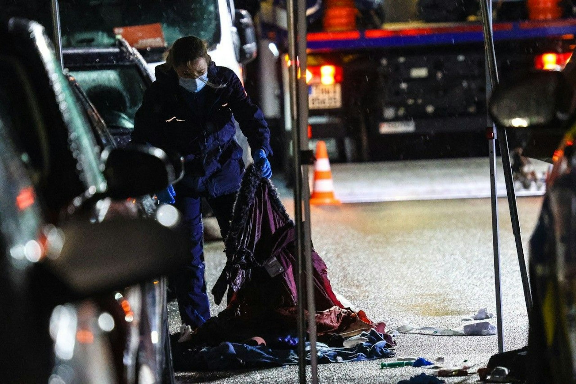 Eine 35-jährige Mutter wurde mutmaßlich von ihrem Ehemann erstochen.