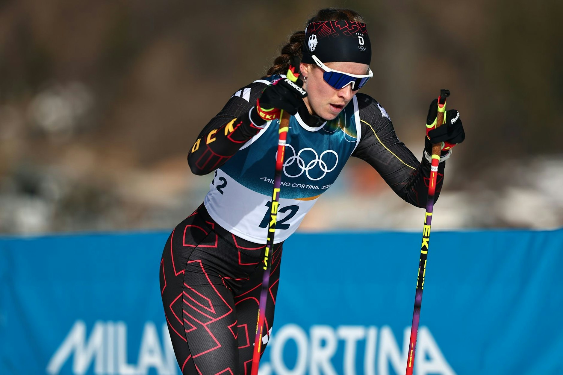Katharina Hennig Dotzler muss große Teile des Langlaufrennens über die 50 Kilometer mit falschen Skiern laufen.