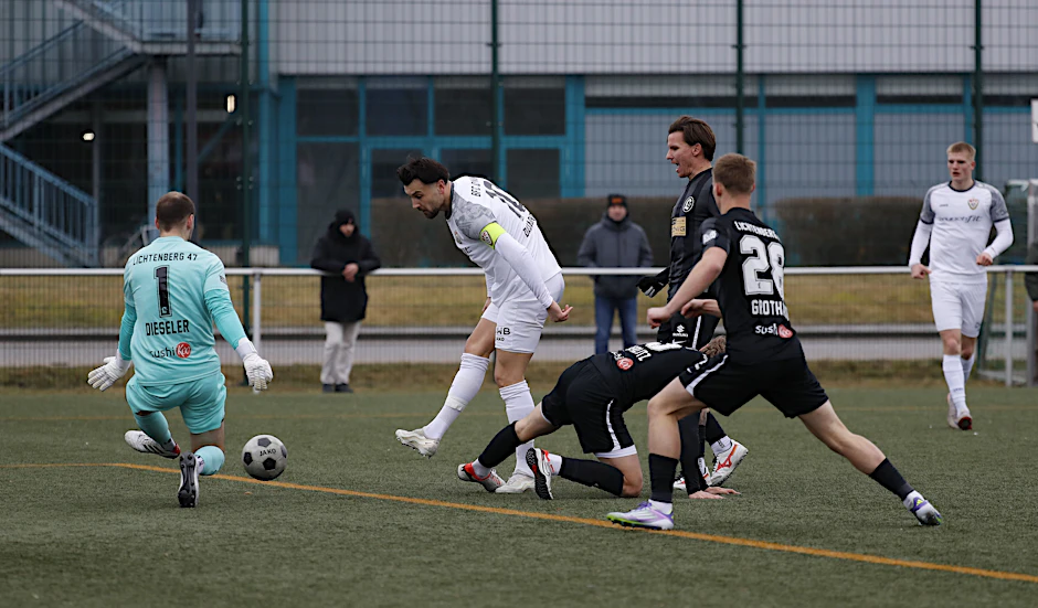 Kapitän Rufat Dadashov (M.) erzielt das 1:0 für den BFC Dynamo im Testspiel gegen Lichtenberg 47.