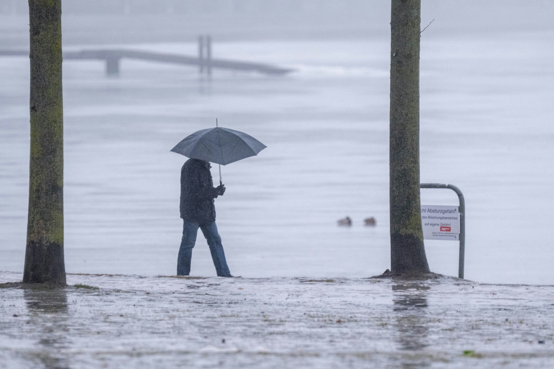 In Mecklenburg-Vorpommern sind durch Regen und Schneeschmelze Straßen überflutet.
