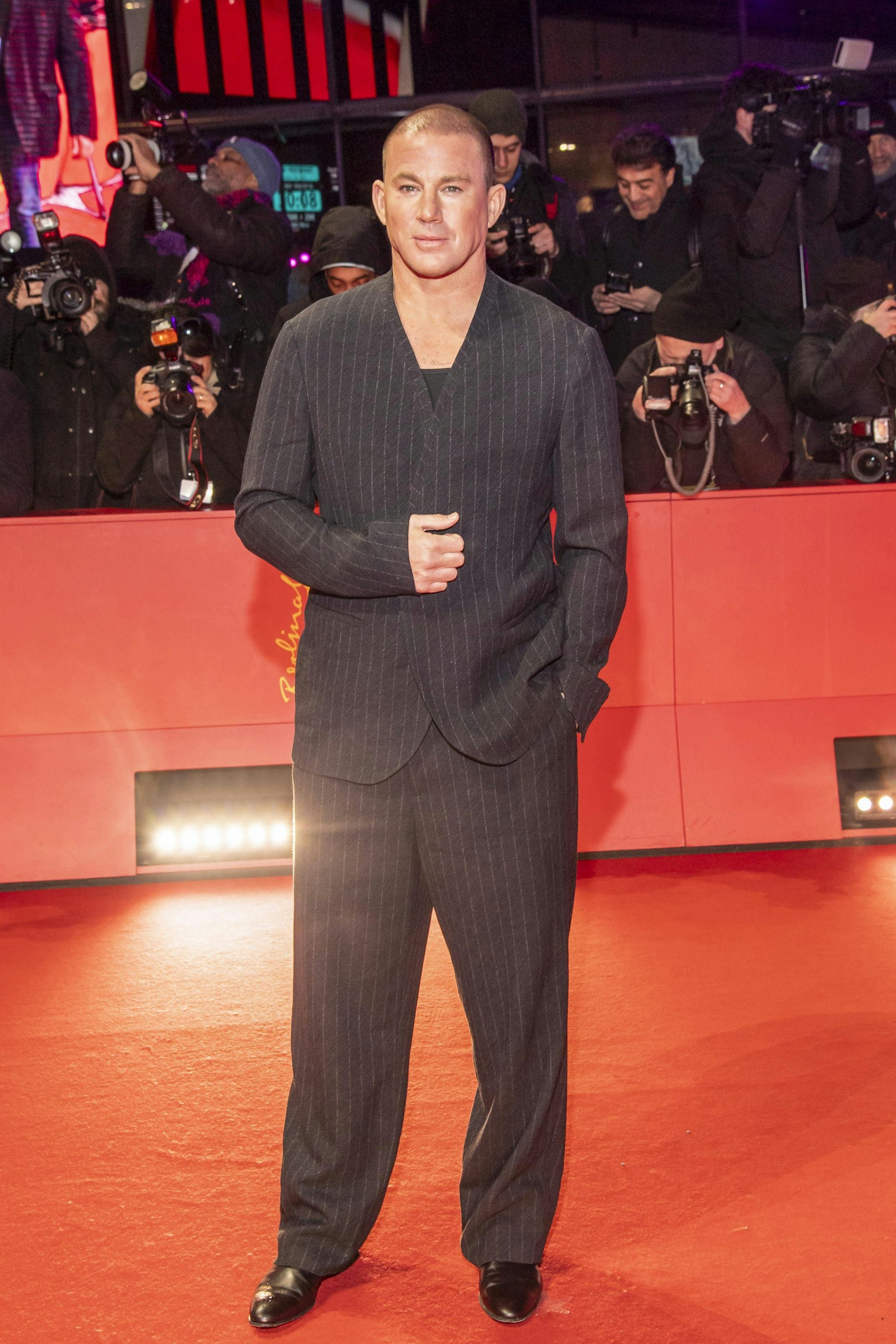 <strong>Flop:</strong> Wir wissen es zu schätzen, wenn ein Mann versucht, den klassischen Anzug zu variieren, um nicht wie jeder Zweite auf dem Teppich auszusehen. Auf den Revers zu verzichten, zählt allerdings nicht zu den modischen Abwandlungen der Herren-Garderobe, die wir uns sehnlichst gewünscht haben. <strong>Channing Tatum</strong> setzt auf einen grauen Nadelstreifenanzug, der durch den fehlenden Kragen seltsam unvollendet wirkt – als hätte ihn der Schneider nicht ganz rechtzeitig fertig bekommen. Dann doch lieber der Smoking: besser schlicht als schlecht angezogen.