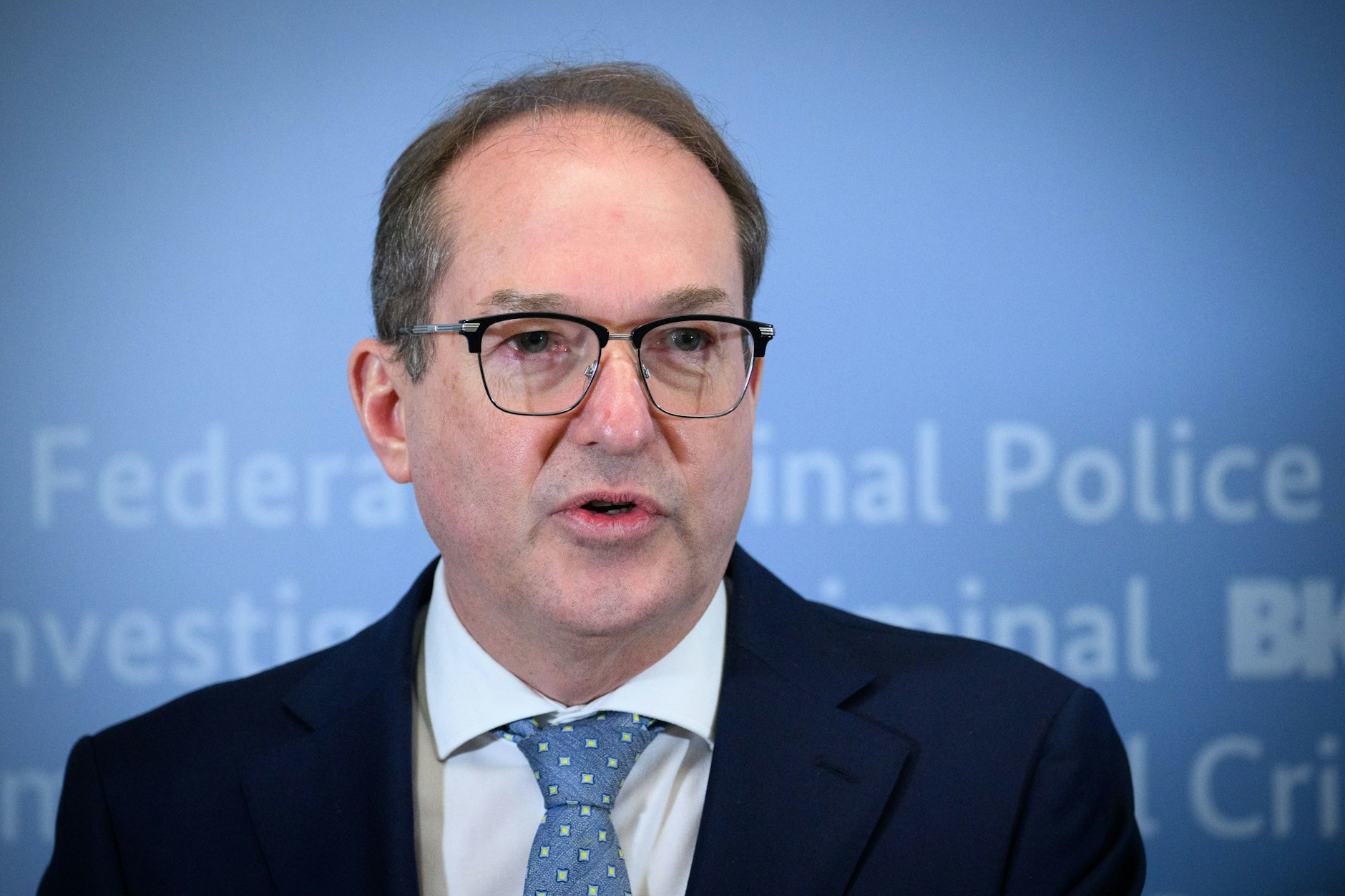 Innenminister Alexander Dobrindt möchte Asylbewerbern einen schnelleren Zugang zm deutschen Arbeitsmarkt gewähren.