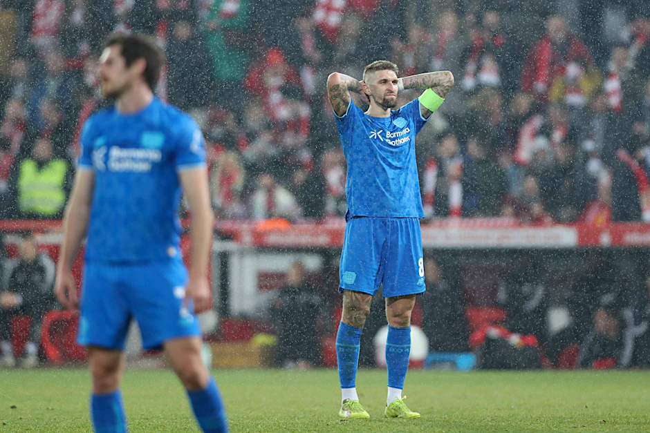 Robert Andrich (31) erlebte mit Bayer Leverkusen bei seiner Rückkehr zum 1. FC Union Berlin einen rabenschwarzen Tag.