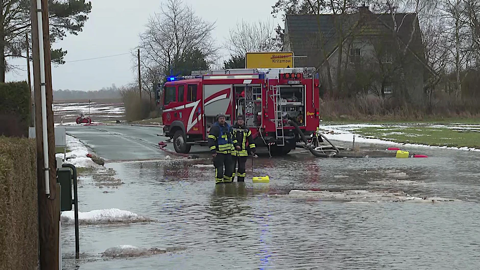 In Mecklenburg-Vorpommern wurden zahlreiche Straßen überschwemmt: Die Feuerwehr war gefordert.