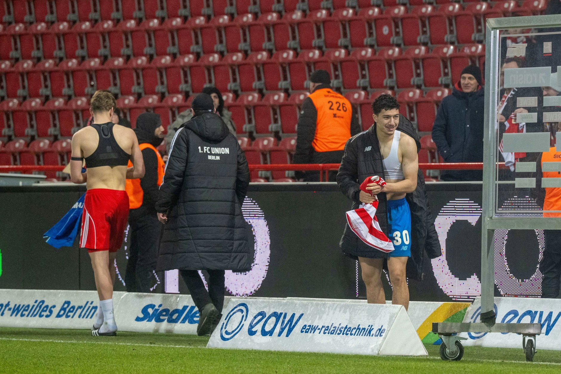 Zwei Berliner unter sich: Union-Profi Aljoscha Kemlein tauschte nach dem Spiel das Trikot mit Leverkusens Ibrahim Maza.