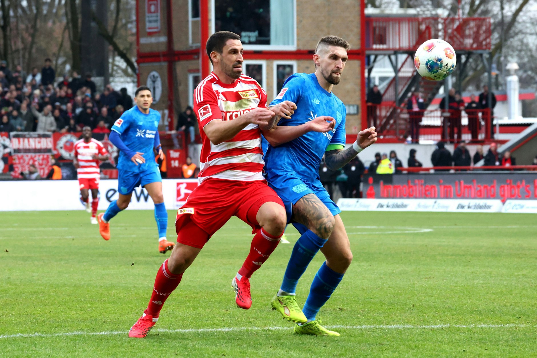 Robert Andrich ist vor dem 0:1 vor Rani Khedira am Ball, verliert aber den Zweikampf gegen den Vize-Kapitän des 1. FC Union Berlin.