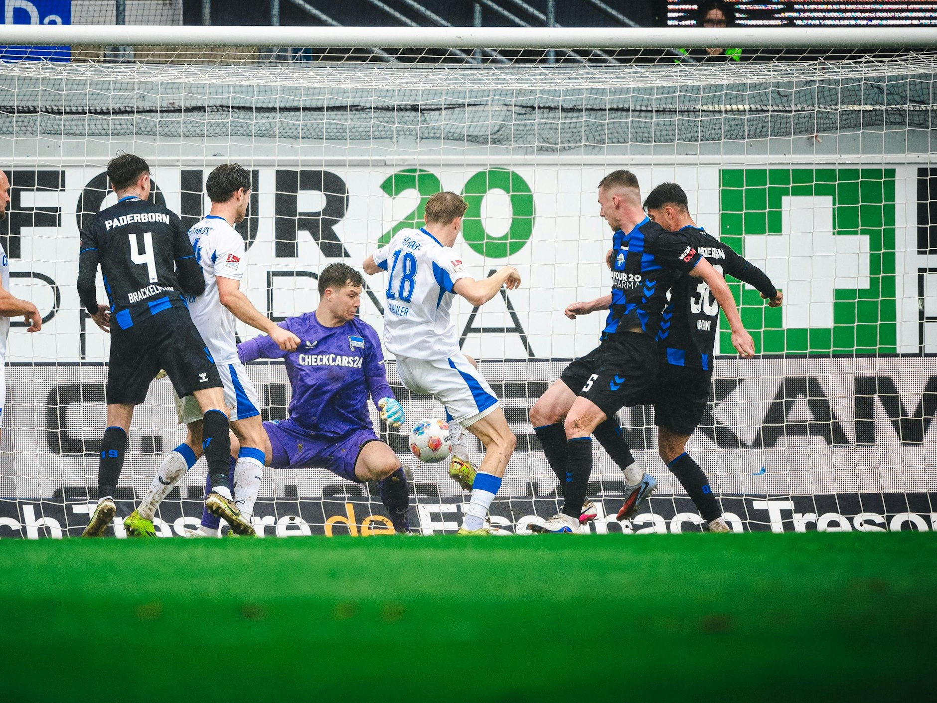 Das 0:2 nach 20 Minuten! Nach einer Ecke stochert Paderborns Tjark Scheller die Kugel über die Torlinie. 