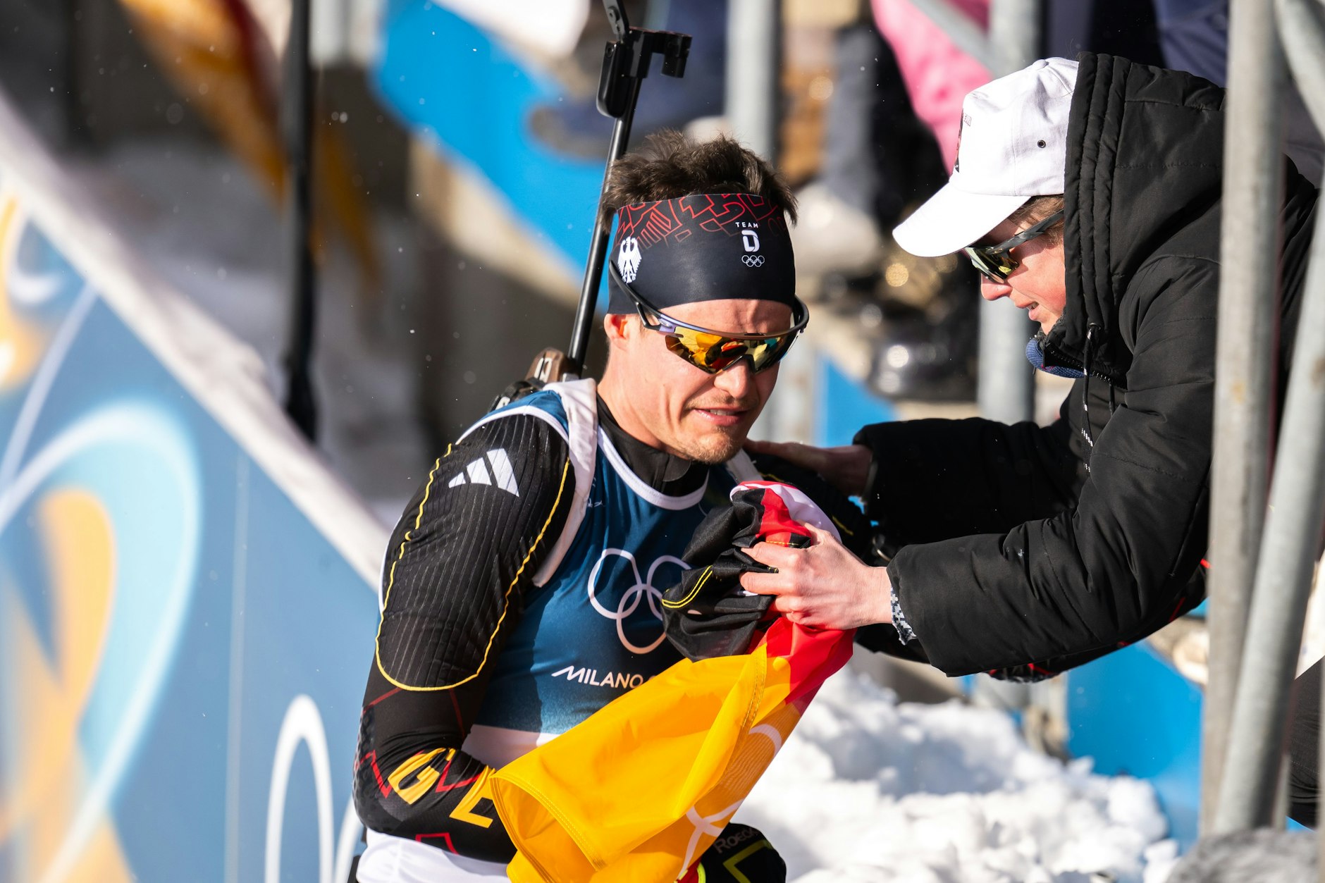 Schulterklopfer von Ehefrau Antonia statt einer Medaille gab es für den Biathleten Philipp Horn nach seinem vierten Platz im abschließenden Rennen im Massenstart.
