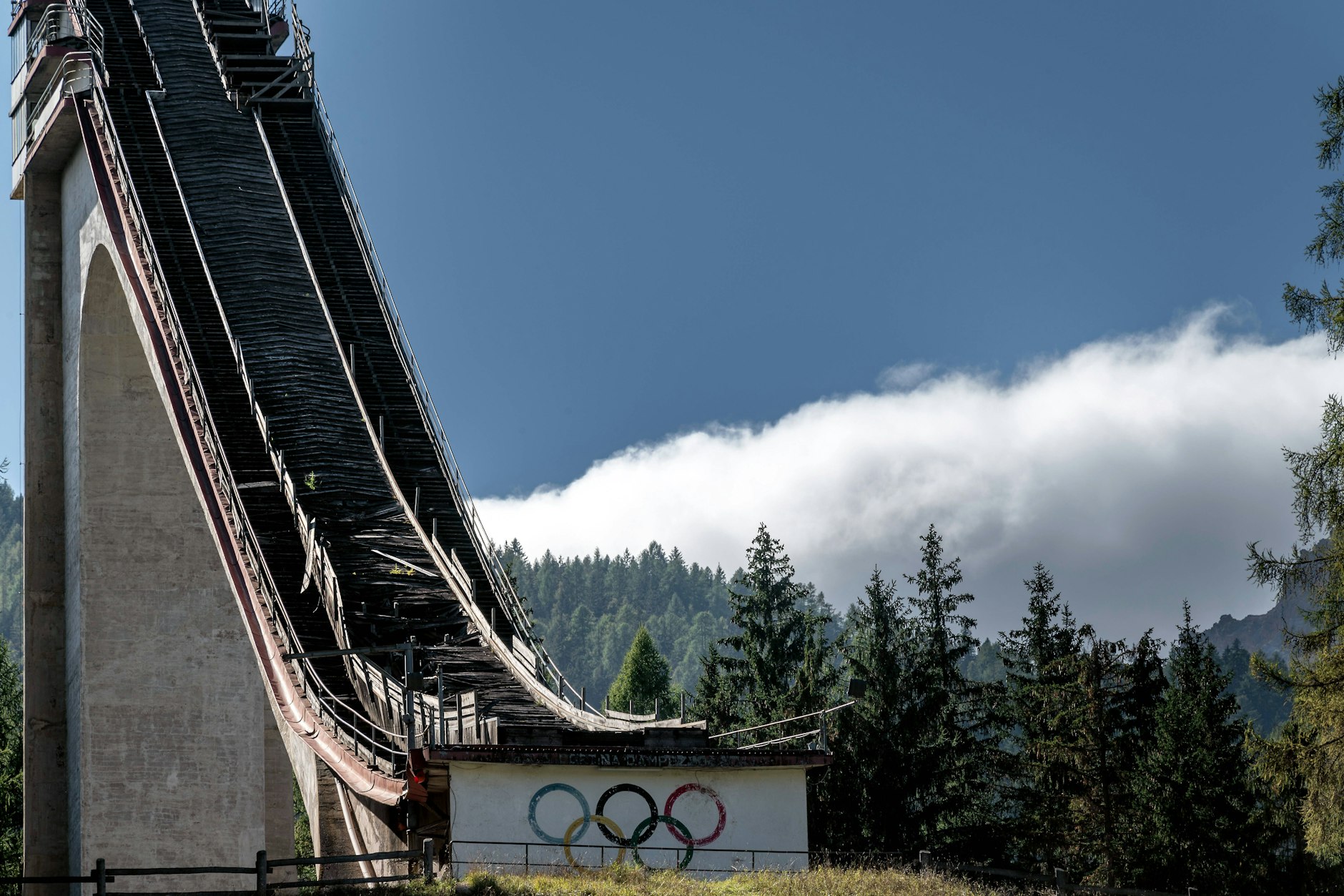 Harry Glaß gewann auf dieser Skisprungschanze Bronze im Skispringen bei den Olympischen Winterspielen 1956 in Cortina d’Ampezzo. Es war die erste olympische Medaille für die DDR.