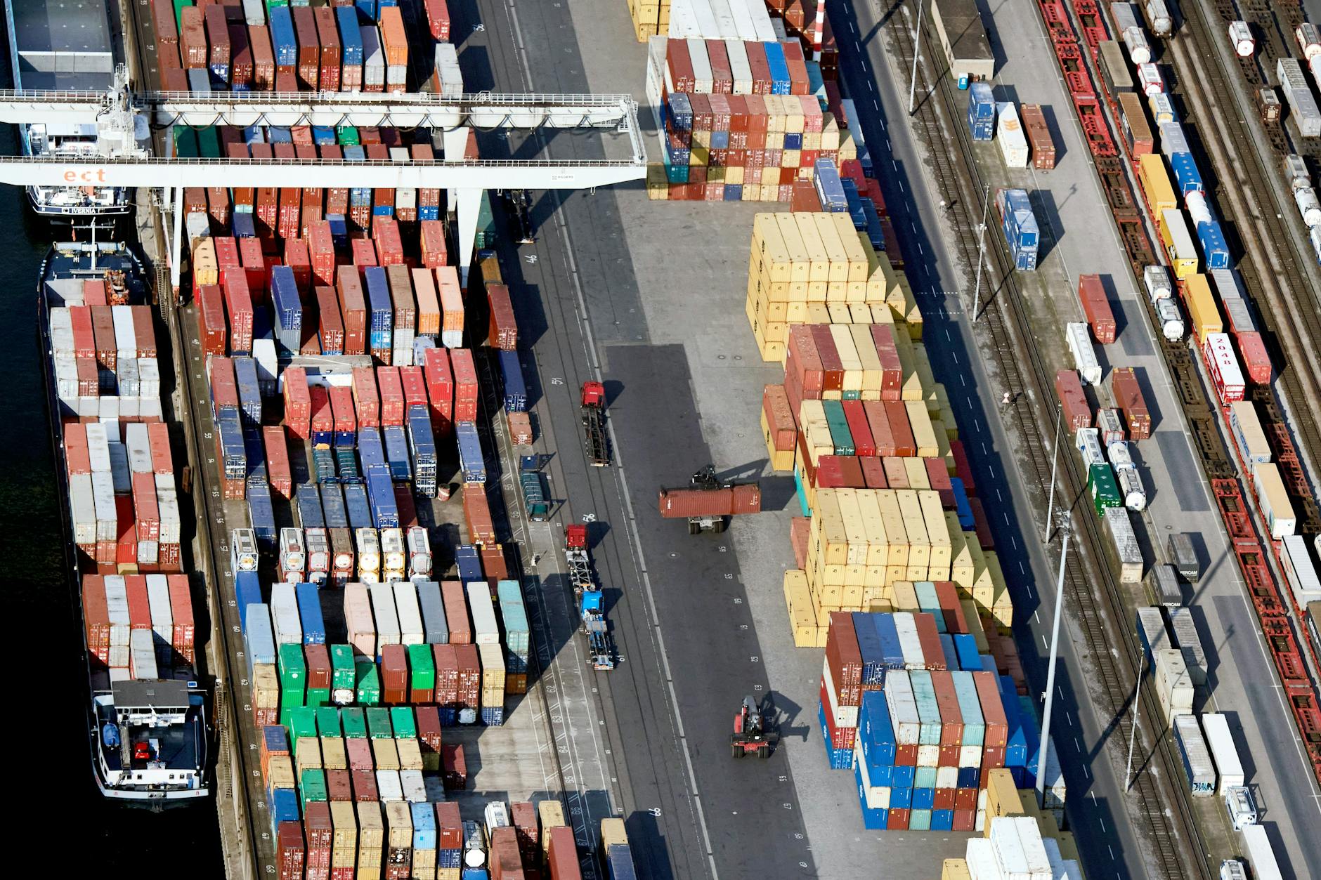 Die Unternehmen in Deutschland bewerten die wirtschaftliche Lage geringfügig optimistischer als im Januar.