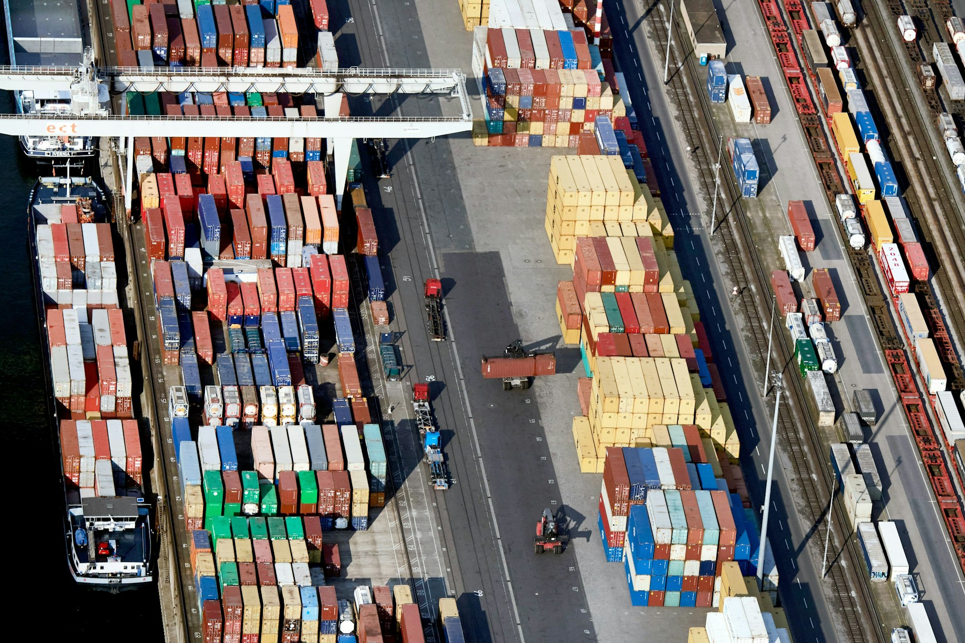 Die Unternehmen in Deutschland bewerten die wirtschaftliche Lage geringfügig optimistischer als im Januar.