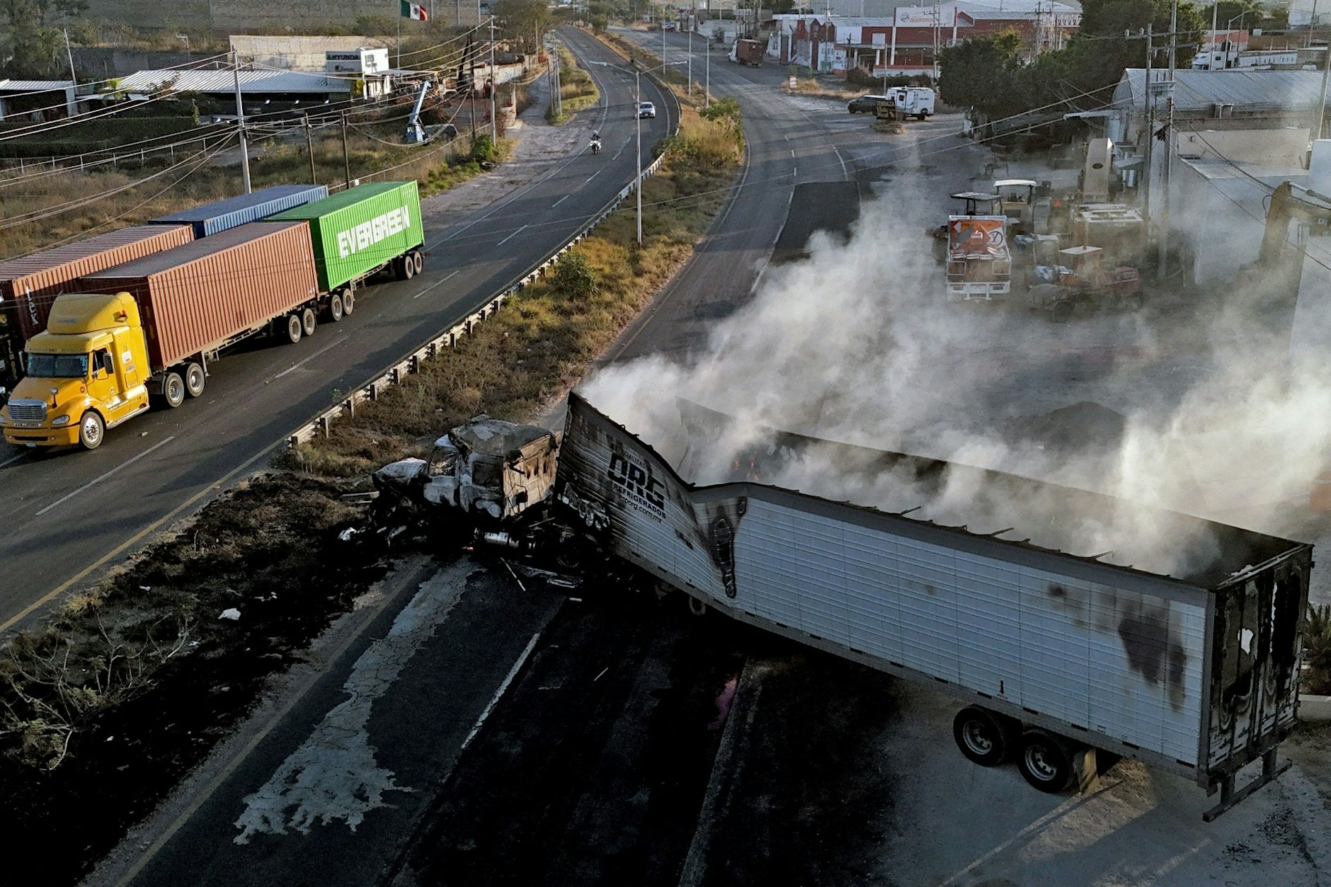 Nach der Tötung von Drogenboss „El Mencho“ brannten bei Acatlán Lastwagen, Zivilisten starben.