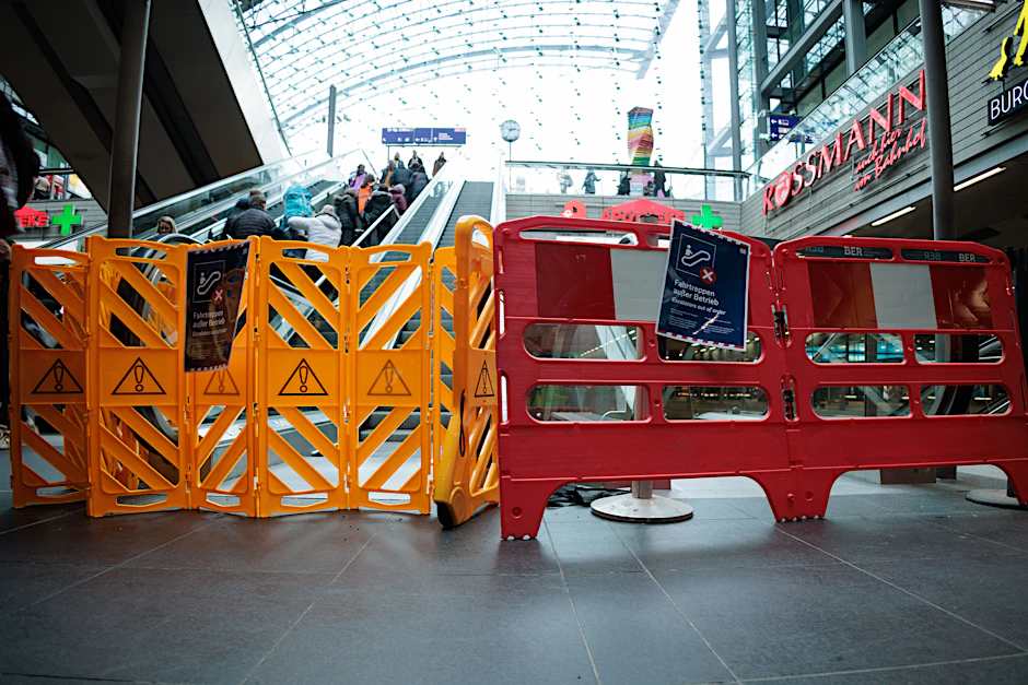 Wenn nichts mehr geht, dann geht’s nur noch zu Fuß. Wie hier am Berliner Hauptbahnhof zum Beginn der Woche.