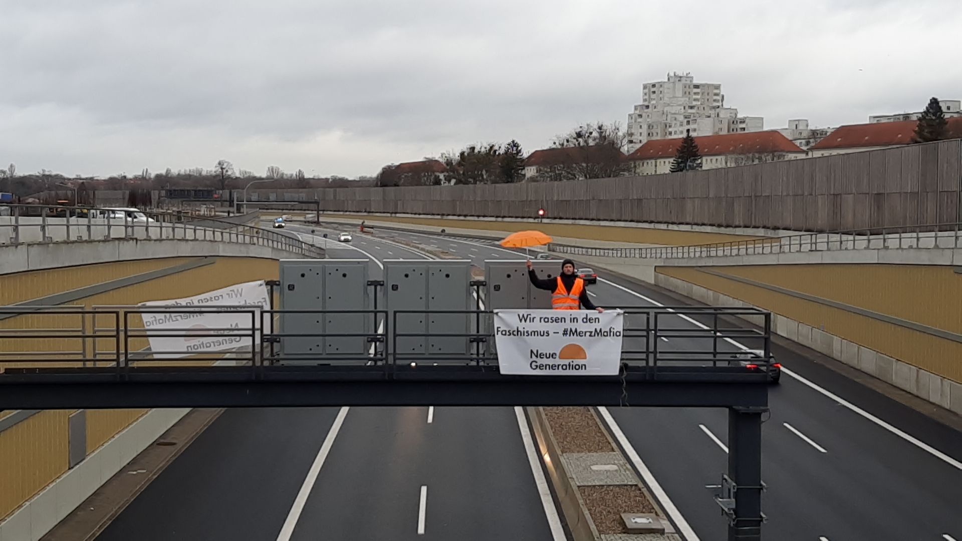Image - A100 teilweise gesperrt: Klima-Aktivisten blockieren Berliner Stadtautobahn