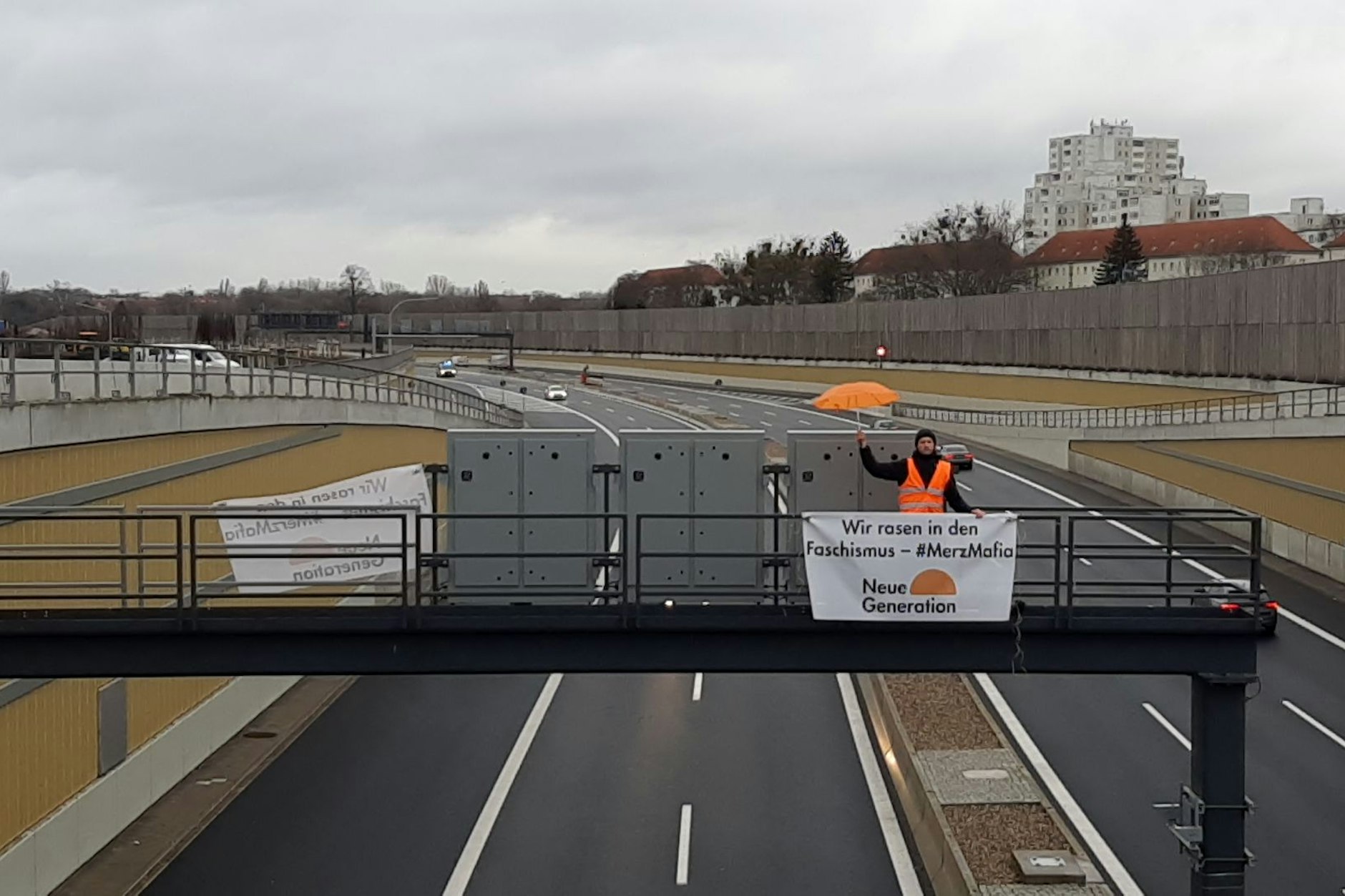 Aktivisten der Neue Generation blockierten am Montagmorgen die A100.