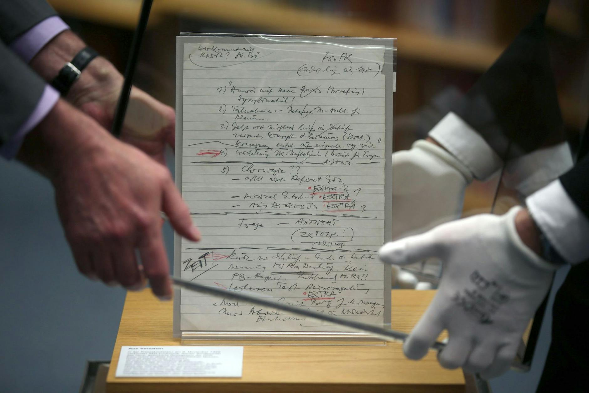 Mitarbeiter zeigen im April 2015 im Haus der Geschichte den Schabowski-Zettel.