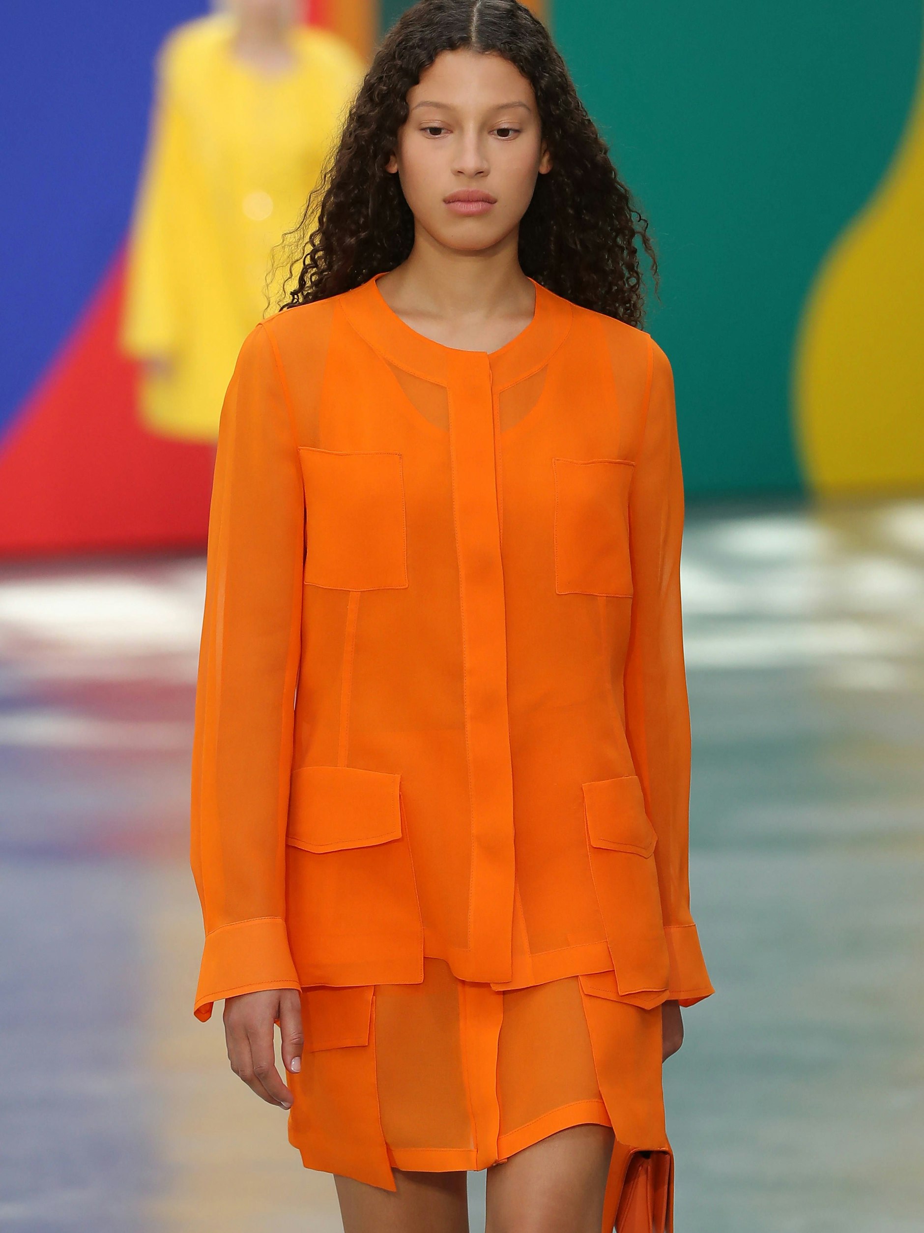 Auch in Paris ist das BSR-Orange allgegenwärtig: Akris Womenswear Frühling/Sommer 2026