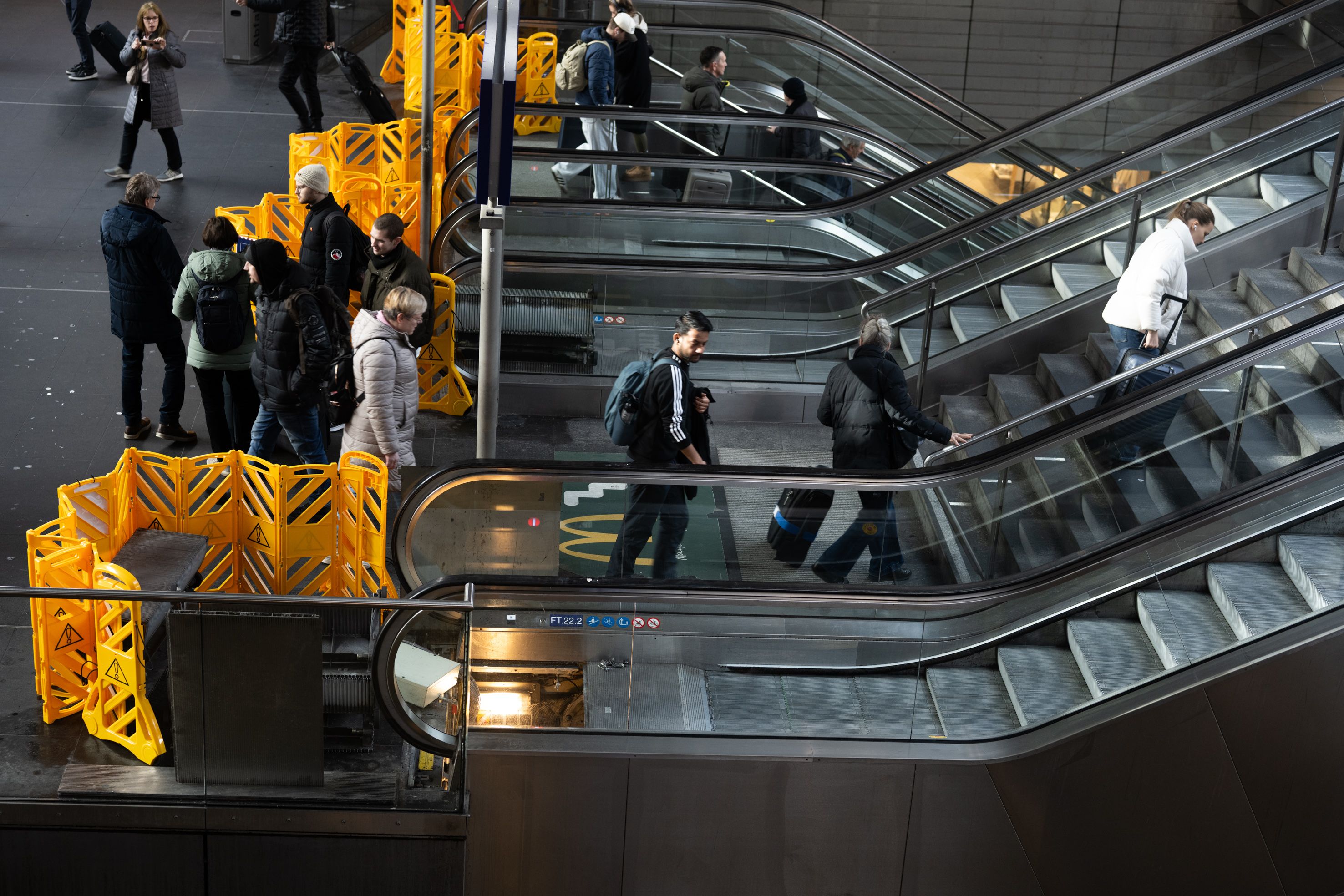 Rolltreppen-Desaster am Hauptbahnhof: Seit vier Tagen Stillstand – Deutsche Bahn völlig überfordert