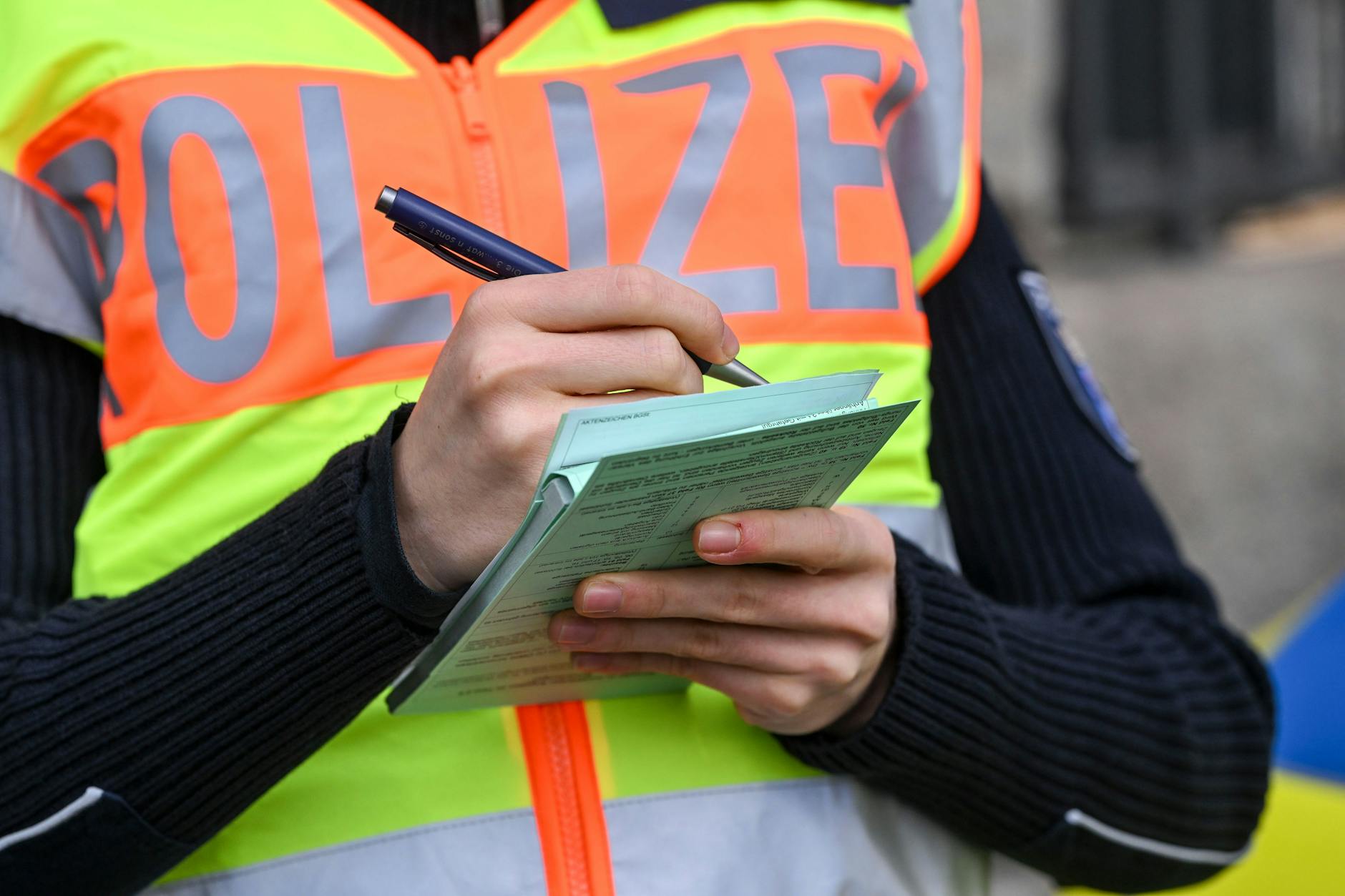 Diese Polizeianwärterin durfte ihr erstes Zettelchen ausstellen.