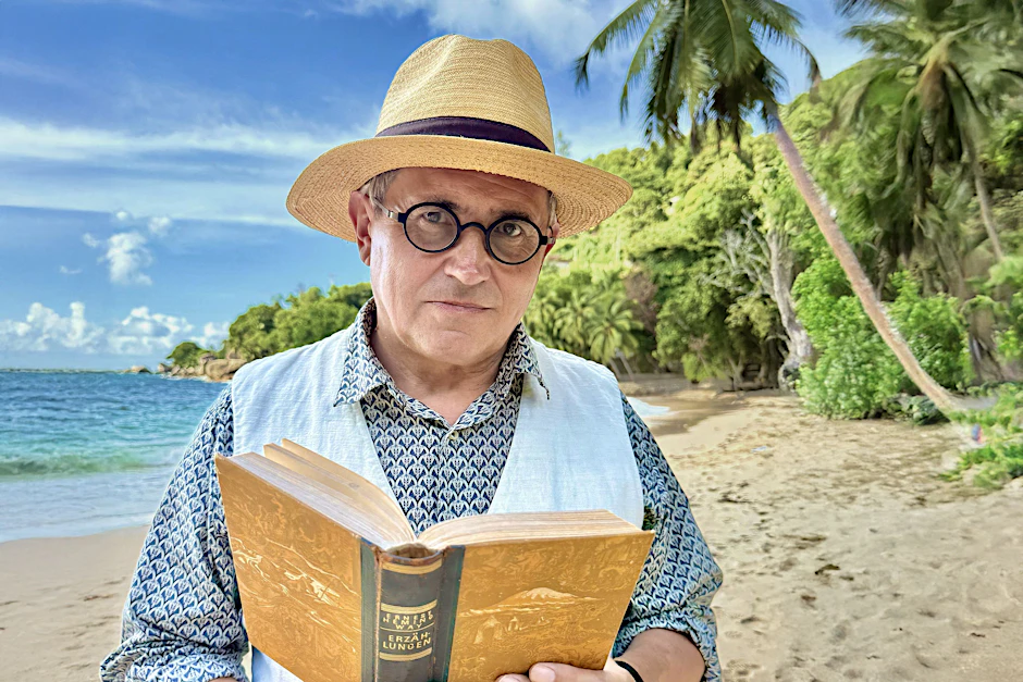 Karl Huck auf Mahé: Mit einem Band von Ernest Hemingway am Strand der Seychellen – Weltliteratur im Gegenlicht des Indischen Ozeans.