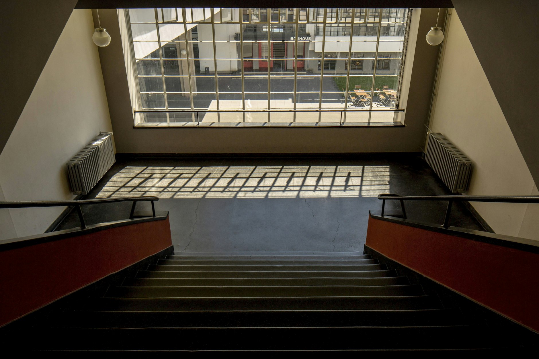 Ein Treppenhaus im Bauhausgebäude