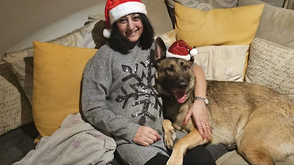 Manjit Sangha erlitt nach dem Spielen mit ihrem Hund eine Sepsis, vermutlich ausgelöst durch den Speichel des Tieres.