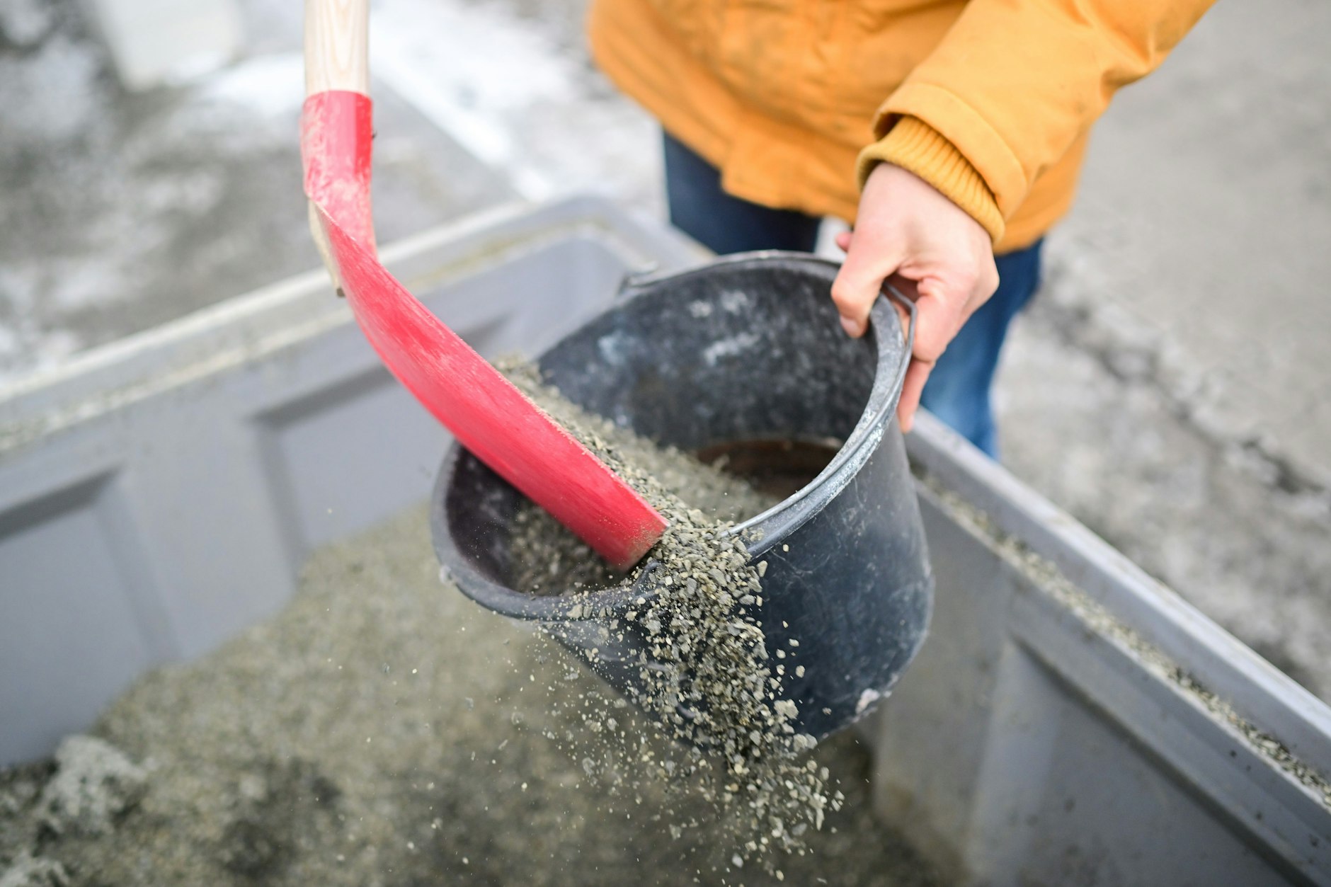 Die BSR verteilte während der heftigen Glätte sogar Splitt an die Berliner.
