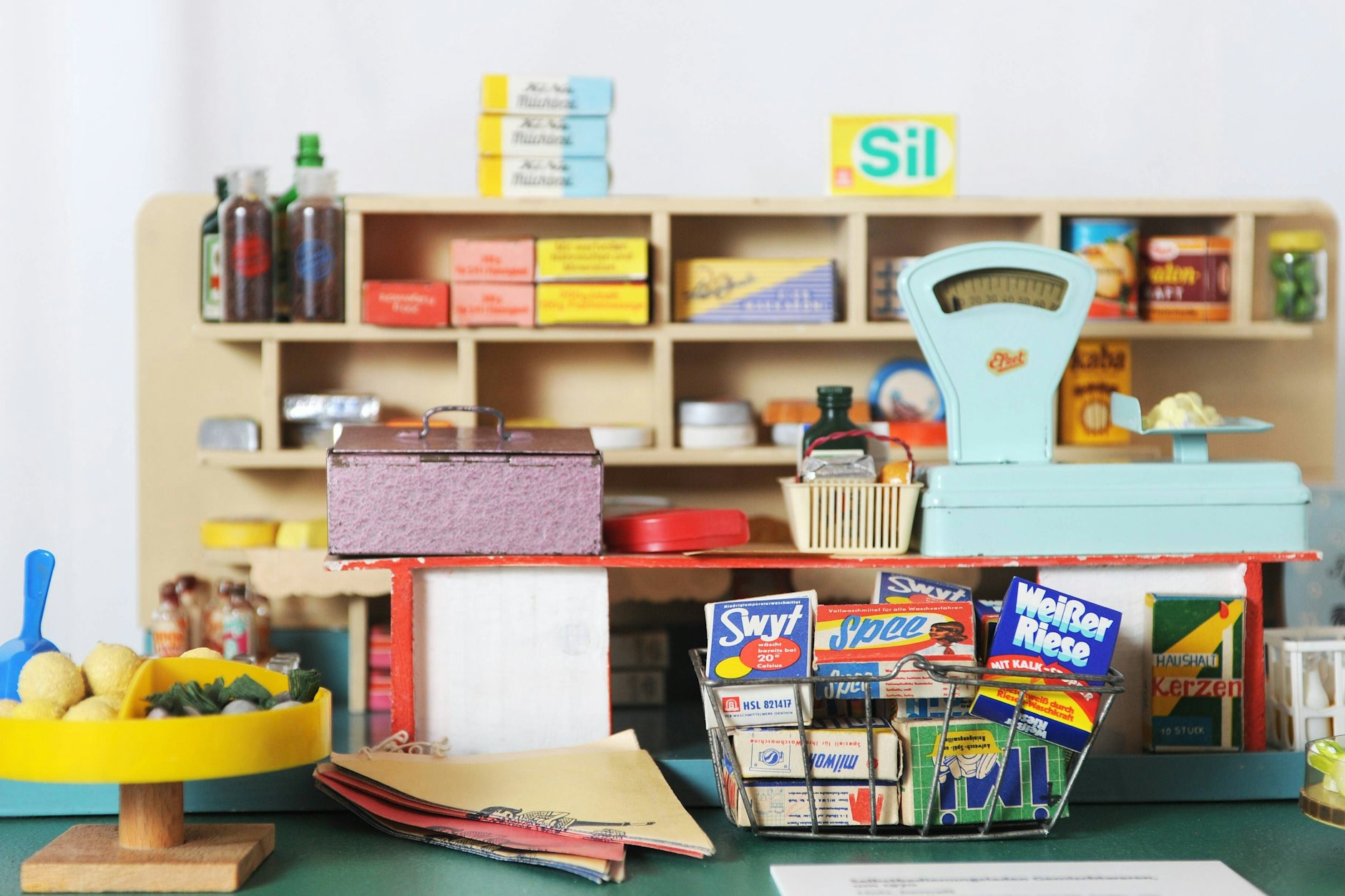 Der Spielzeugladen aus den 1970er-Jahren zeigt noch typische Waren jener Zeit.