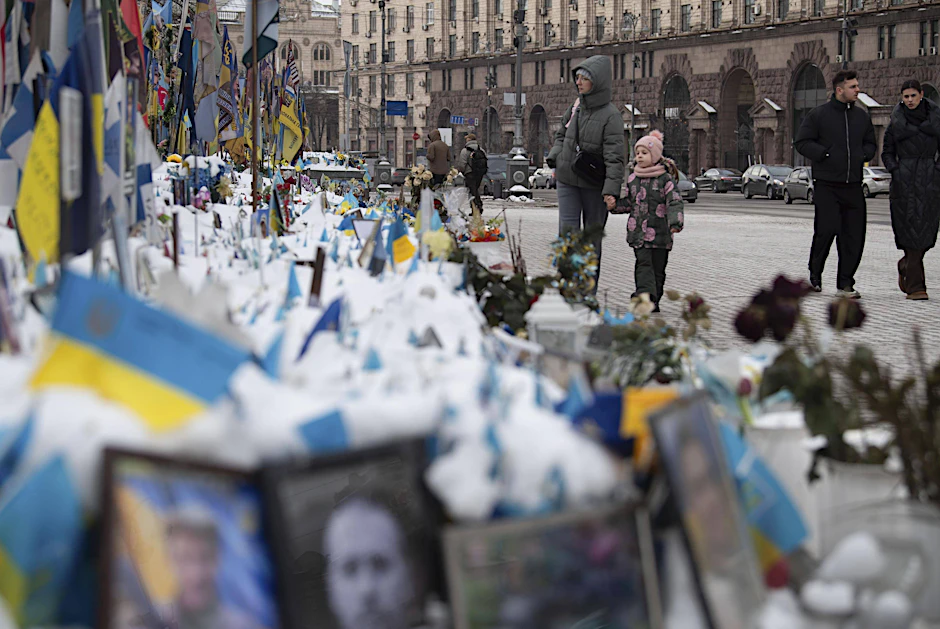 Vier Jahre nach dem russischen Angriff auf die Ukraine ringen Moskau, Kiew und der Westen um Verhandlungen – ohne sich in zentralen Fragen näher zu kommen.