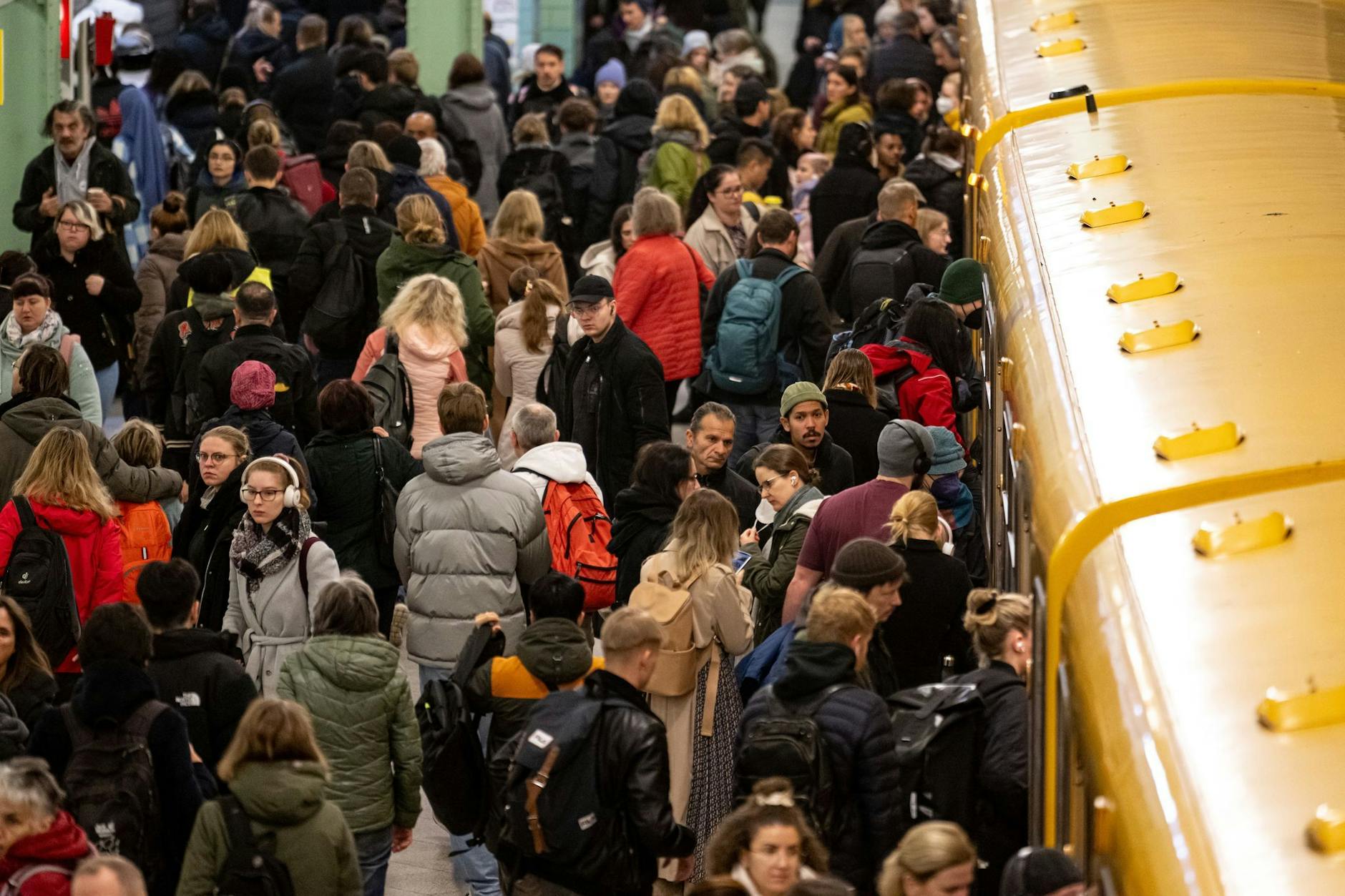 Menschen steigen aus einer vollen U-Bahn.