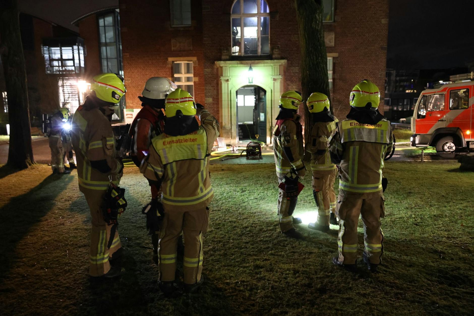 Die Feuerwehr überprüfte das Gebäude auf Rauchausbreitung und löschte einen brennenden Container vor dem Eingang.