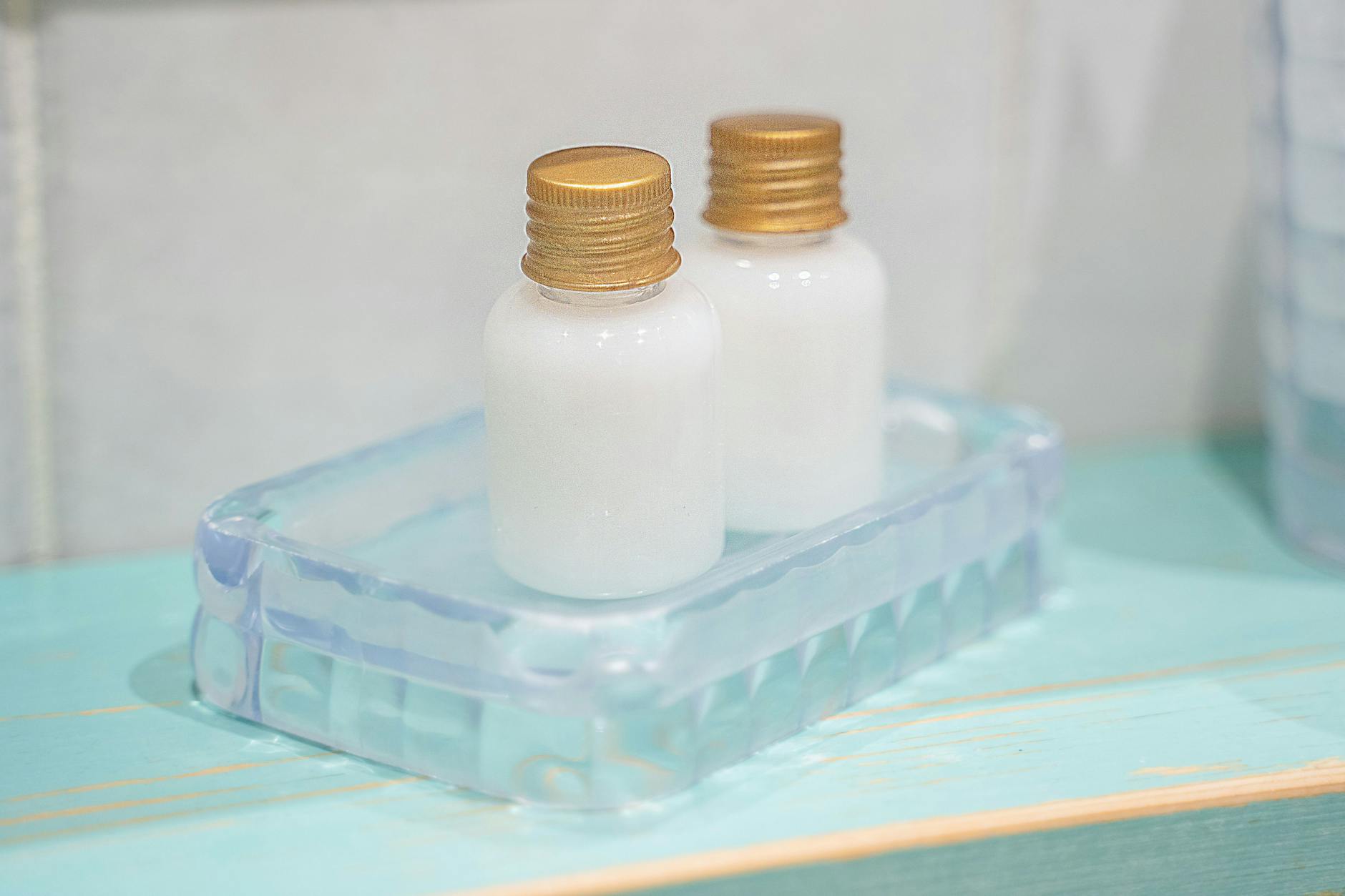 Die kleinen Flaschen mit Kosmetik gibt es in vielen Hotels. Doch ab 2030 soll damit Schluss sein.