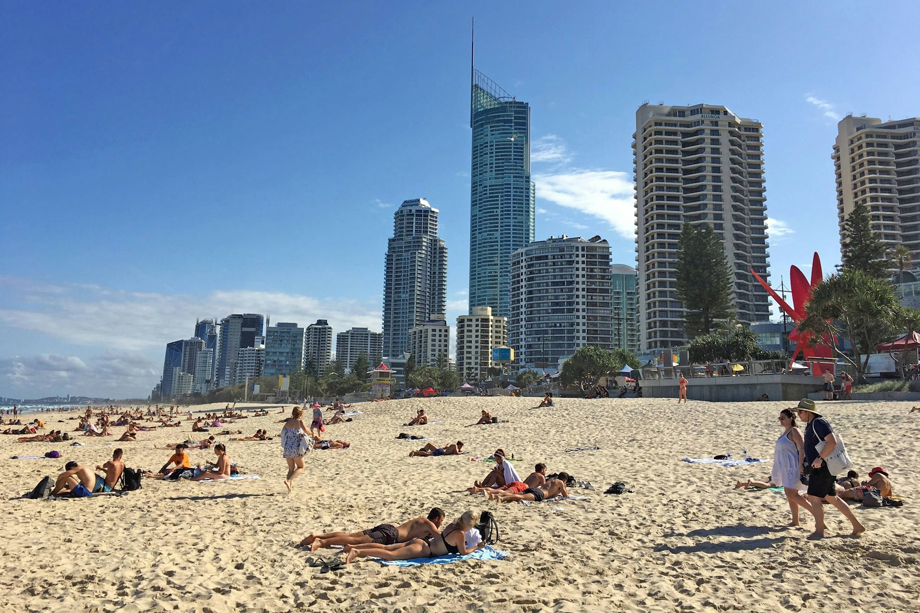 Urlauber und Einheimische sonnen sich am Strand von Paradise Beach an der Gold Coast im Bundesstaat Queensland.