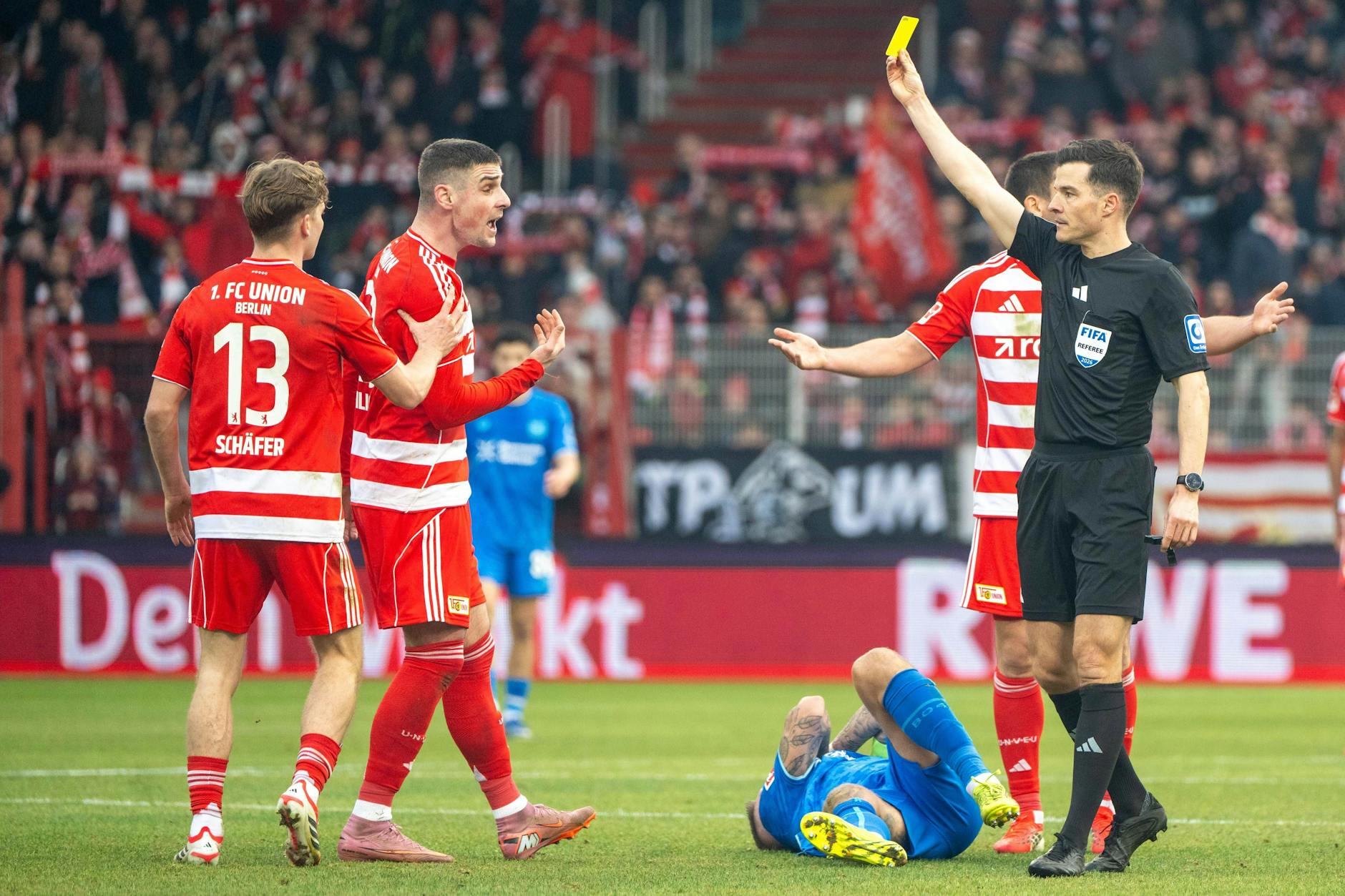 Andrej Ilic ärgert sich über seine fünfte Gelbe Karte. Der Angreifer fehlt dem 1. FC Union Berlin damit in Mönchengladbach.