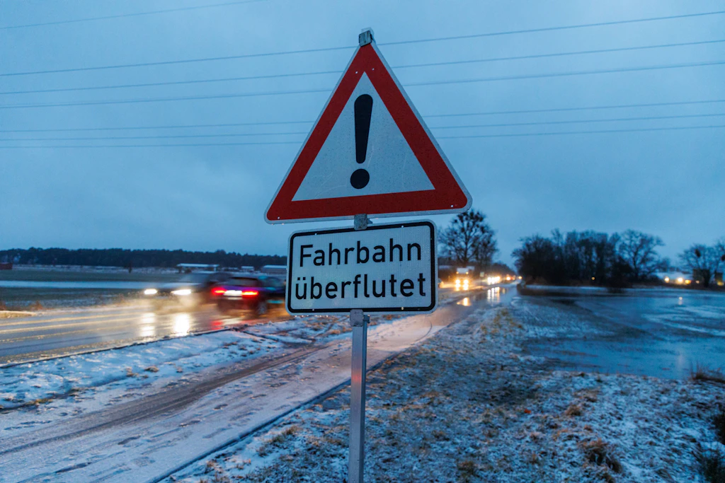 Auch die Landstraße 321 bei Pasewalk war am Wochenende zeitweise überflutet.