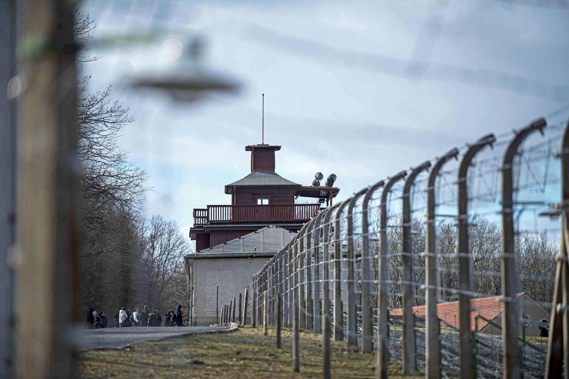 Lagerzaun und Torgebaeude der KZ-Gedenkstaette Buchenwald bei Weimar.