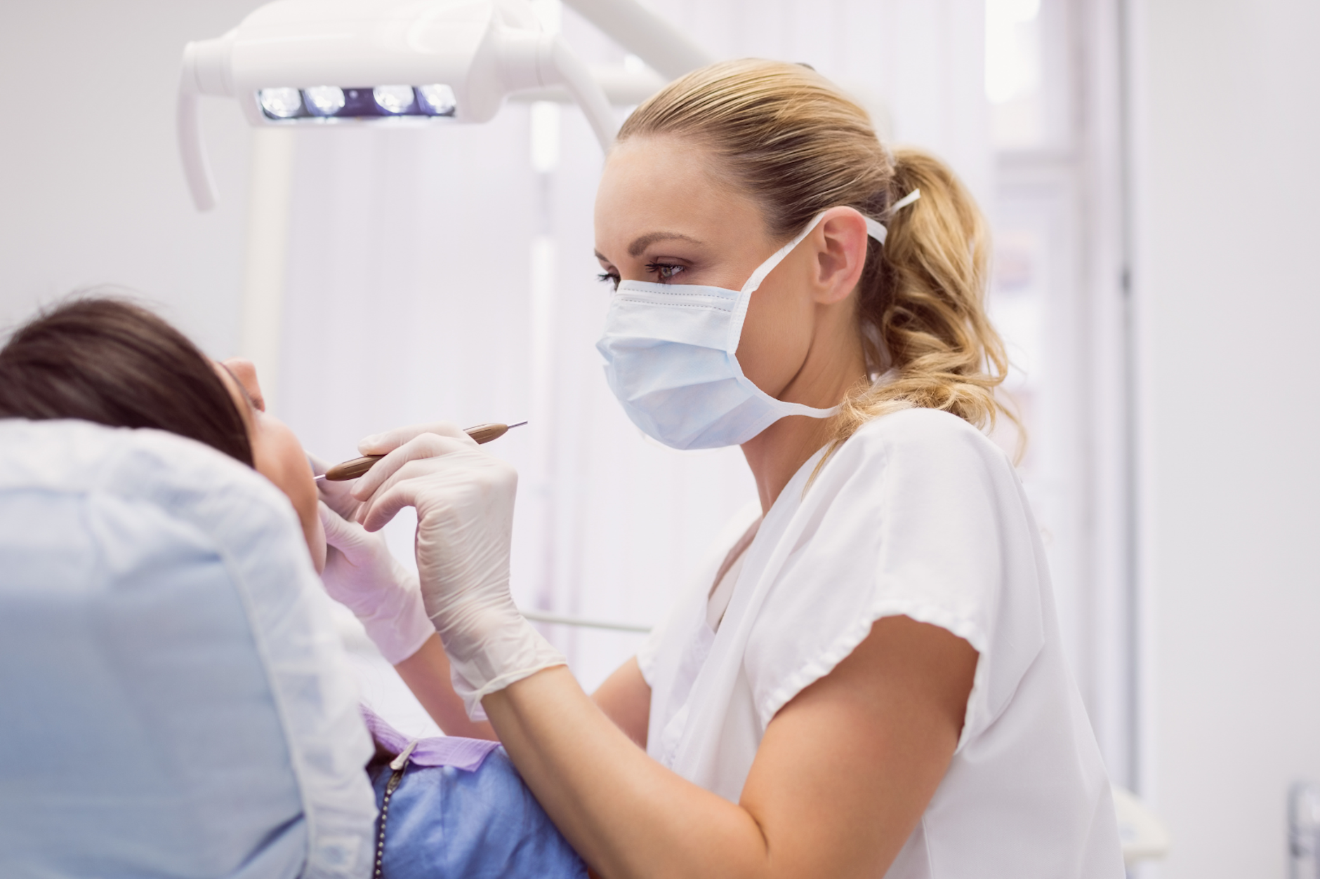 Schmerzhafte Kompromisse müssen Patienten beim Zahnarzt inzwischen eingehen, weil die gesetzliche Krankenversicherung immer weniger Kosten bei aufwendigen Behandlungen übernimmt.