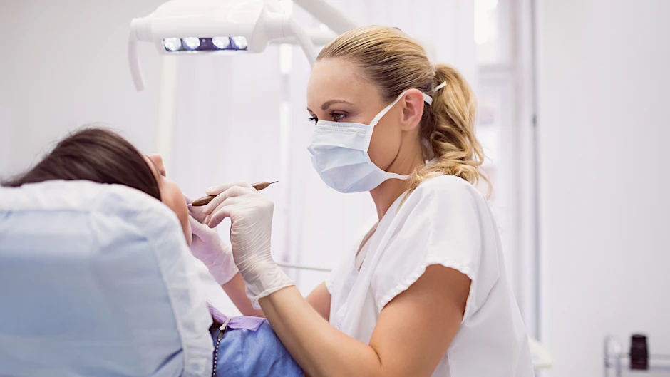 Schmerzhafte Kompromisse müssen Patienten beim Zahnarzt inzwischen eingehen, weil die gesetzliche Krankenversicherung immer weniger Kosten bei aufwendigen Behandlungen übernimmt.