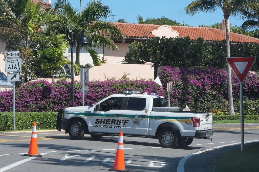 Behörden: Bewaffneter Mann an Trumps Residenz in Mar-a-Lago erschossen