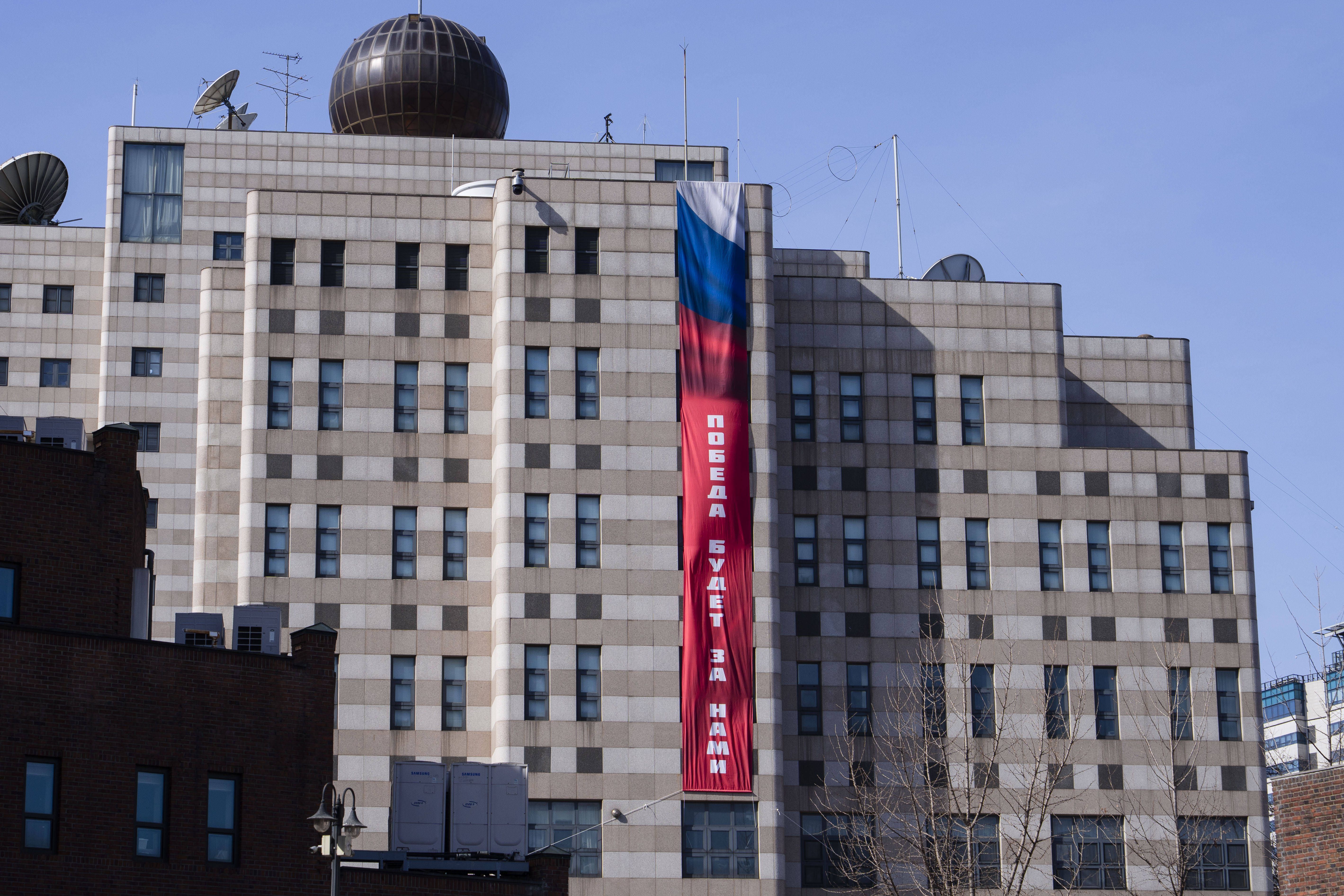 Ukraine-Krieg: Südkorea kritisiert großes „Siegesbanner“ an russischer Botschaft