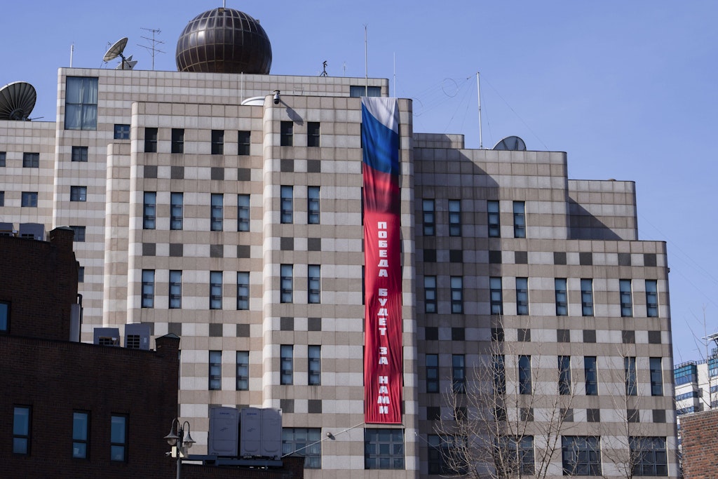 Ukraine-Krieg: Südkorea kritisiert großes „Siegesbanner“ an russischer Botschaft