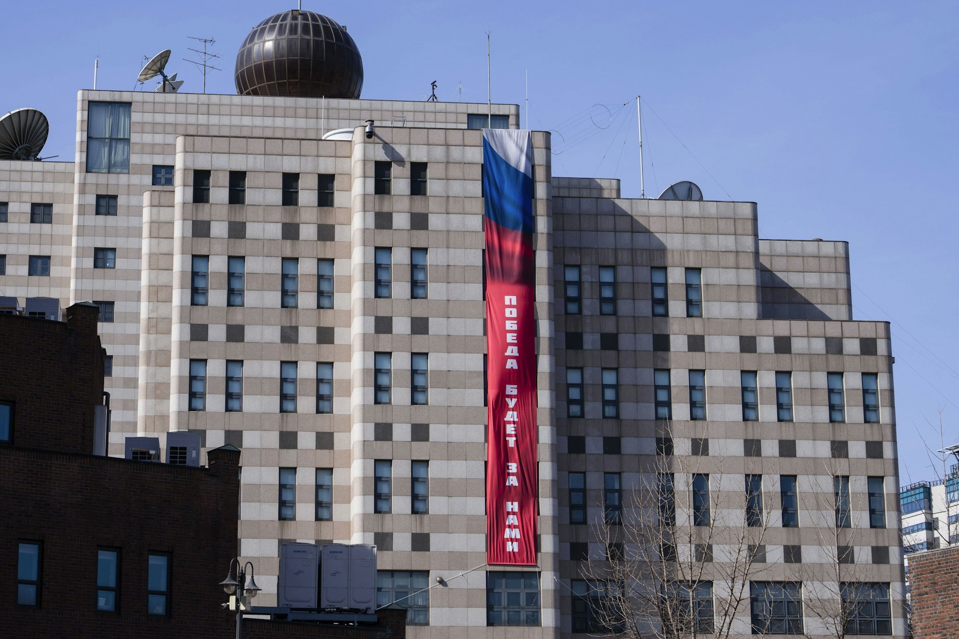 Ein Siegesbanner an der russischen Botschaft sorgt in Südkorea für Kritik.