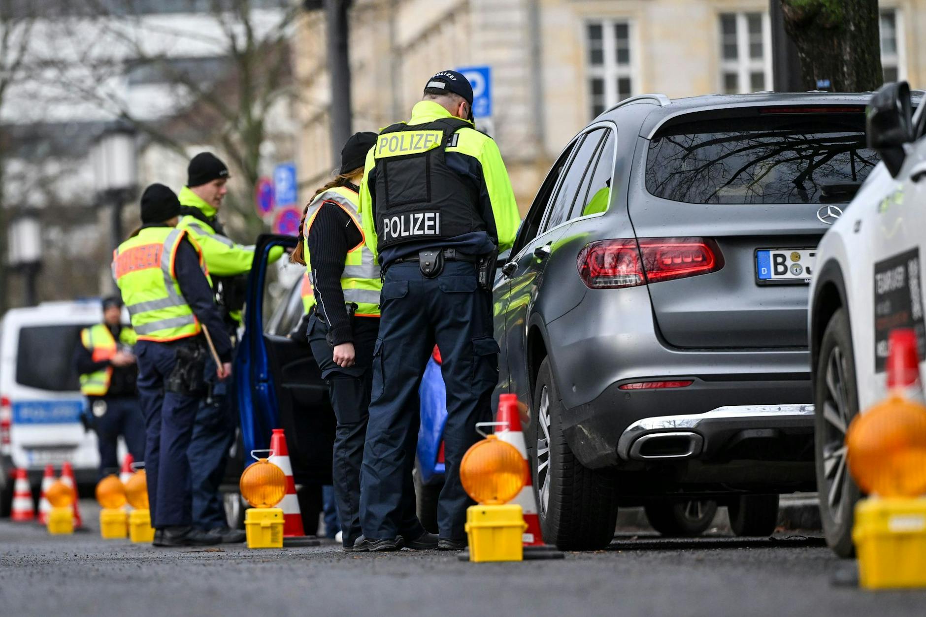 Die Verkehrskontrolle mit dem Schwerpunkt Alkohol und Drogen im Straßenverkehr ist für Polizisten in spe eine wichtige Lernerfahrung.
