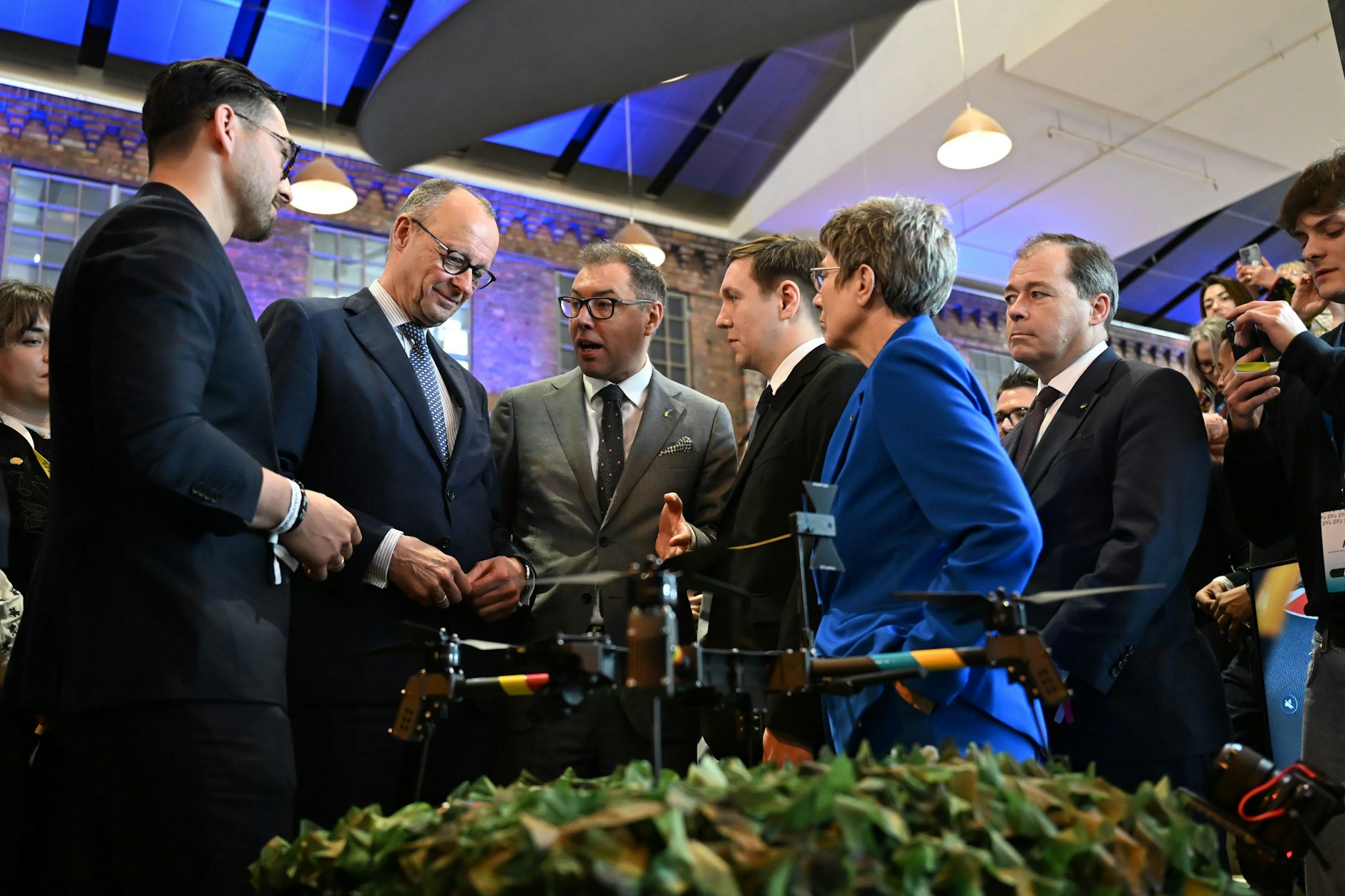 Bundeskanzler Friedrich Merz und der ukrainische Botschafter Oleksij Makejew besichtigen am Montag im Berliner Colosseum Drohnen auf der Ukraine-Konferenz „Cafe Kyiv“.