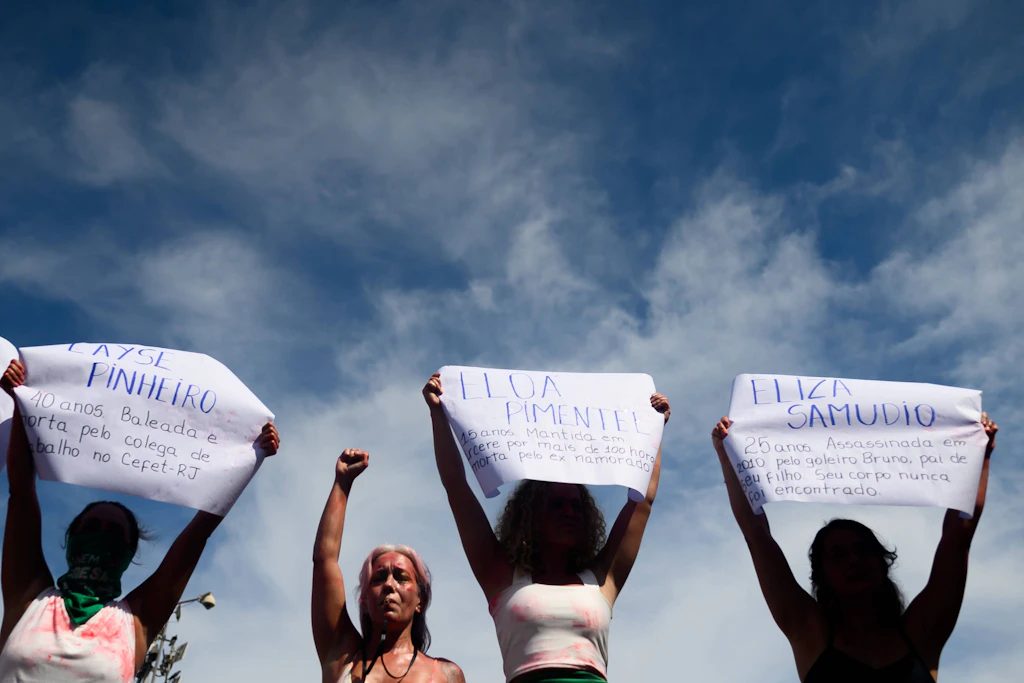 Im Dezember 2025 versammelten sich Hunderte Protestierende in Rio de Janeiro, um gegen Femizide zu demonstrieren.