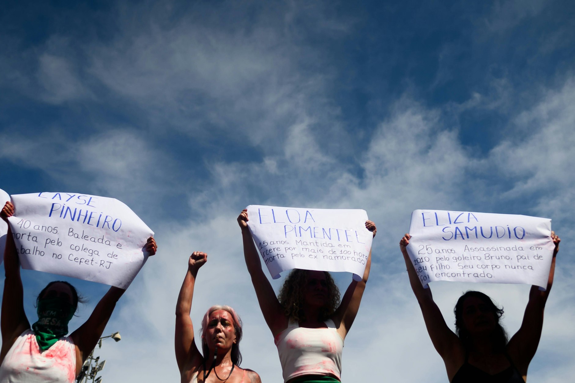 Im Dezember 2025 versammelten sich Hunderte Protestierende in Rio de Janeiro, um gegen Femizide zu demonstrieren.