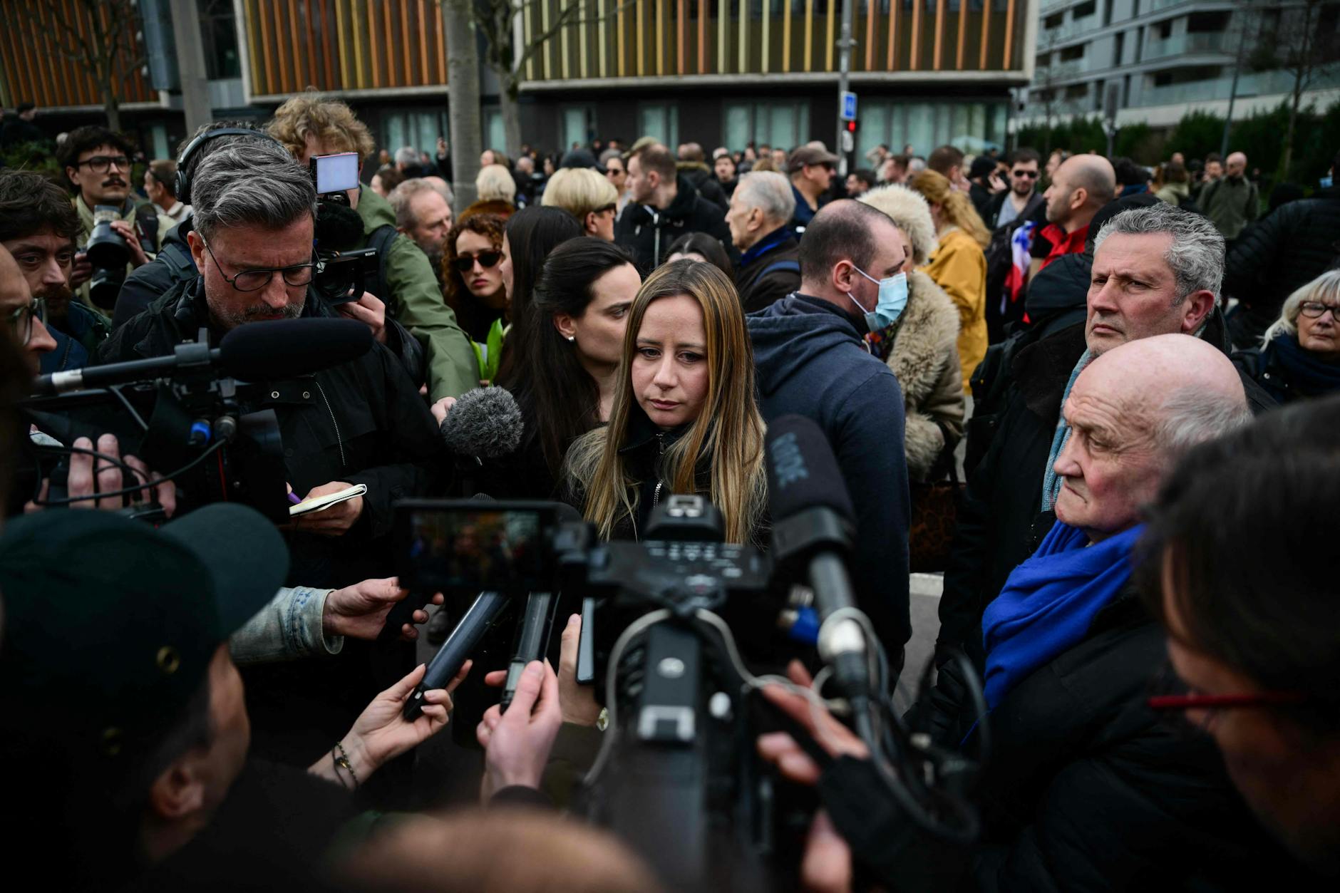 Die Vorsitzende der identitären Gruppe Collectif Némésis, Alice Cordier, spricht zur Presse.