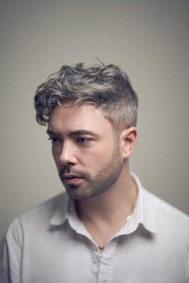 James ist jung und verloren, doch dann, verspricht das Buch „Öffnet sich der Himmel“