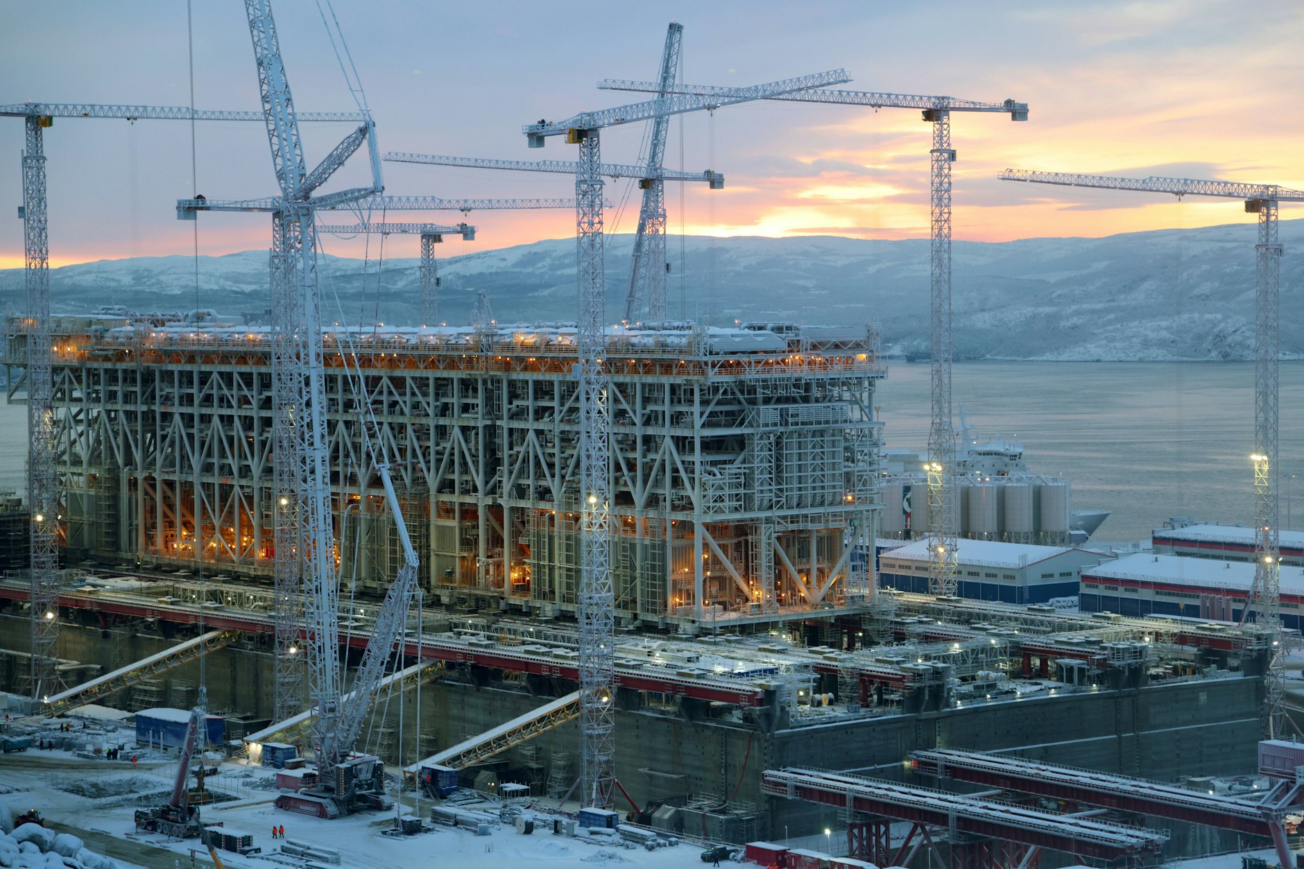 Bau der größten russischen Anlage zur Erdgasverflüssigung von Novatek in Murmansk, November 2021 (Symbolbild)