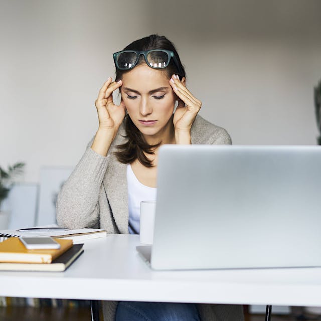 Gericht verdonnert Chef, Lohn bei Kranksein nach Kündigung weiterzuzahlen